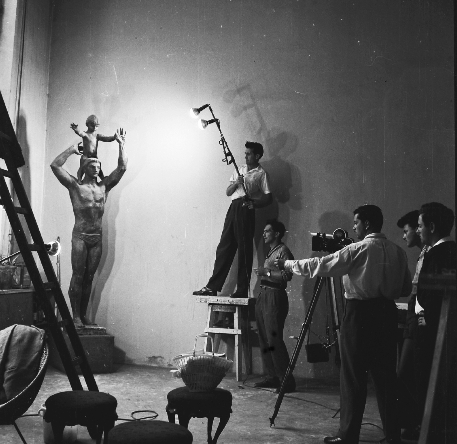 Hungary, Portréfilm forgatása Kiss István szobrászművészről. A műteremben látható Generációk című szobrot 1955-ben állították fel Tiszaújvárosban (Tiszaszederkény). Az operatőr Szitányi László., 1954, Rádió és Televízió Újság, filming, movie camera, Fortepan #56550