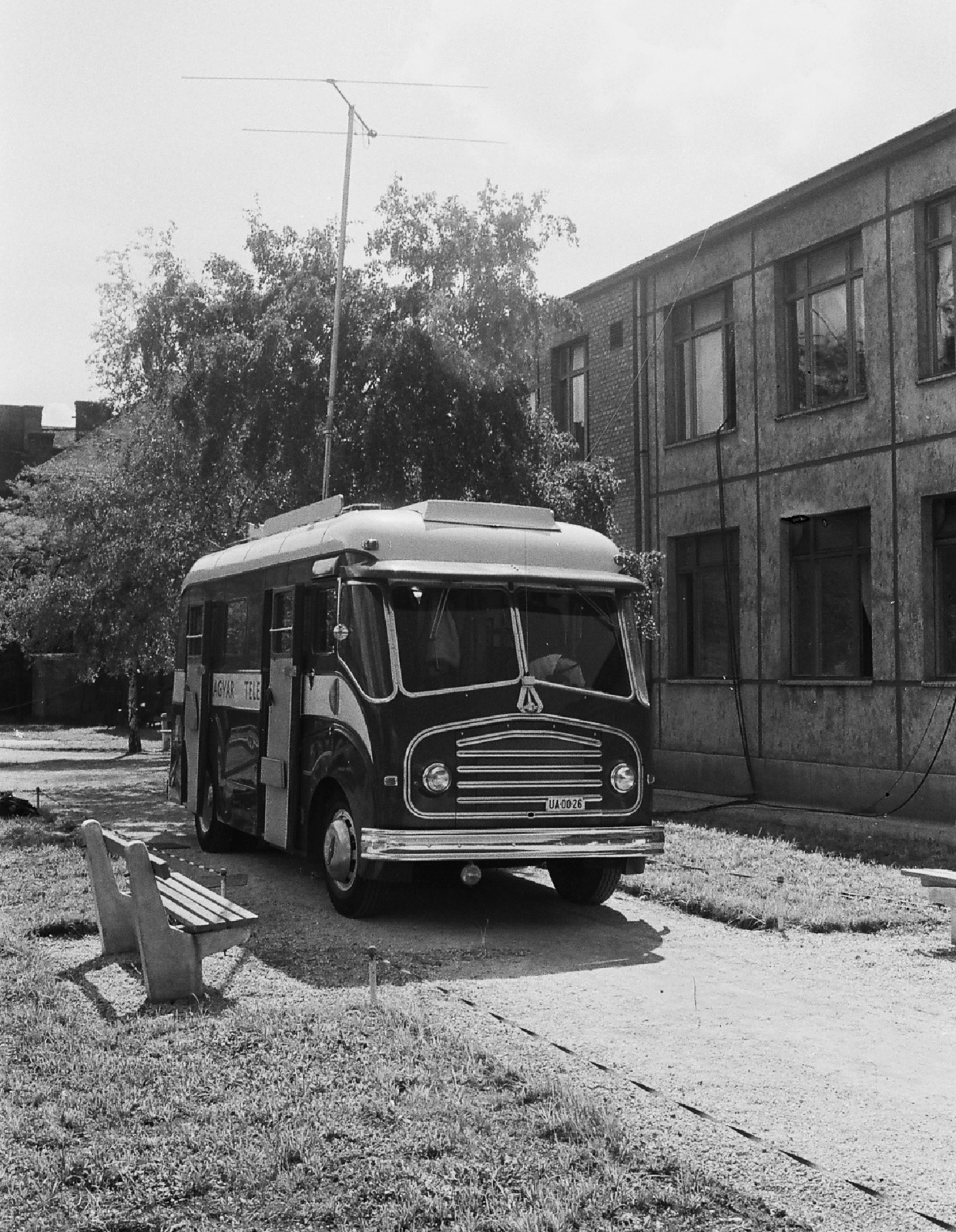Hungary, az MTV közvetítőkocsija, Morris FE típusú kisbusz., 1969, Rádió és Televízió Újság, British brand, aerial, bench, number plate, Morris-brand, Hungarian TV, Fortepan #56554