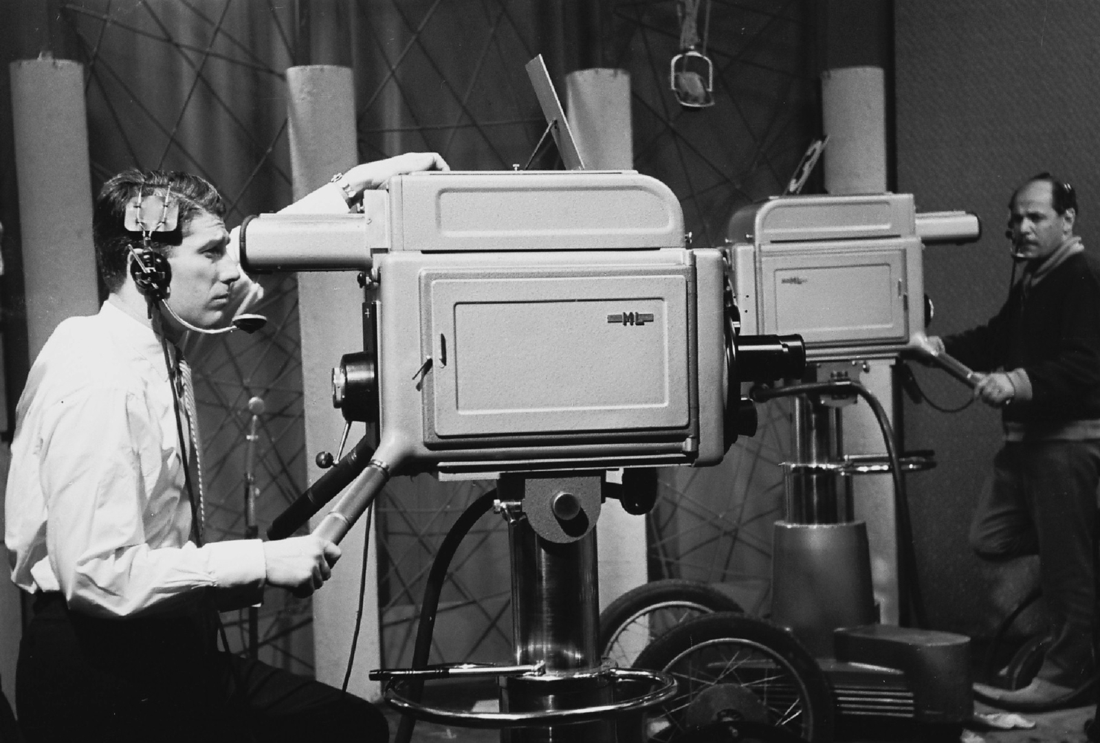 Magyarország, Budapest V., MTV stúdió, a Mechanikai Laboratórium (Mechlabor) által gyártott kamerák., 1969, Rádió és Televízió Újság, fejhallgató, Magyar Televízió, tévékamera, Budapest, Fortepan #56555