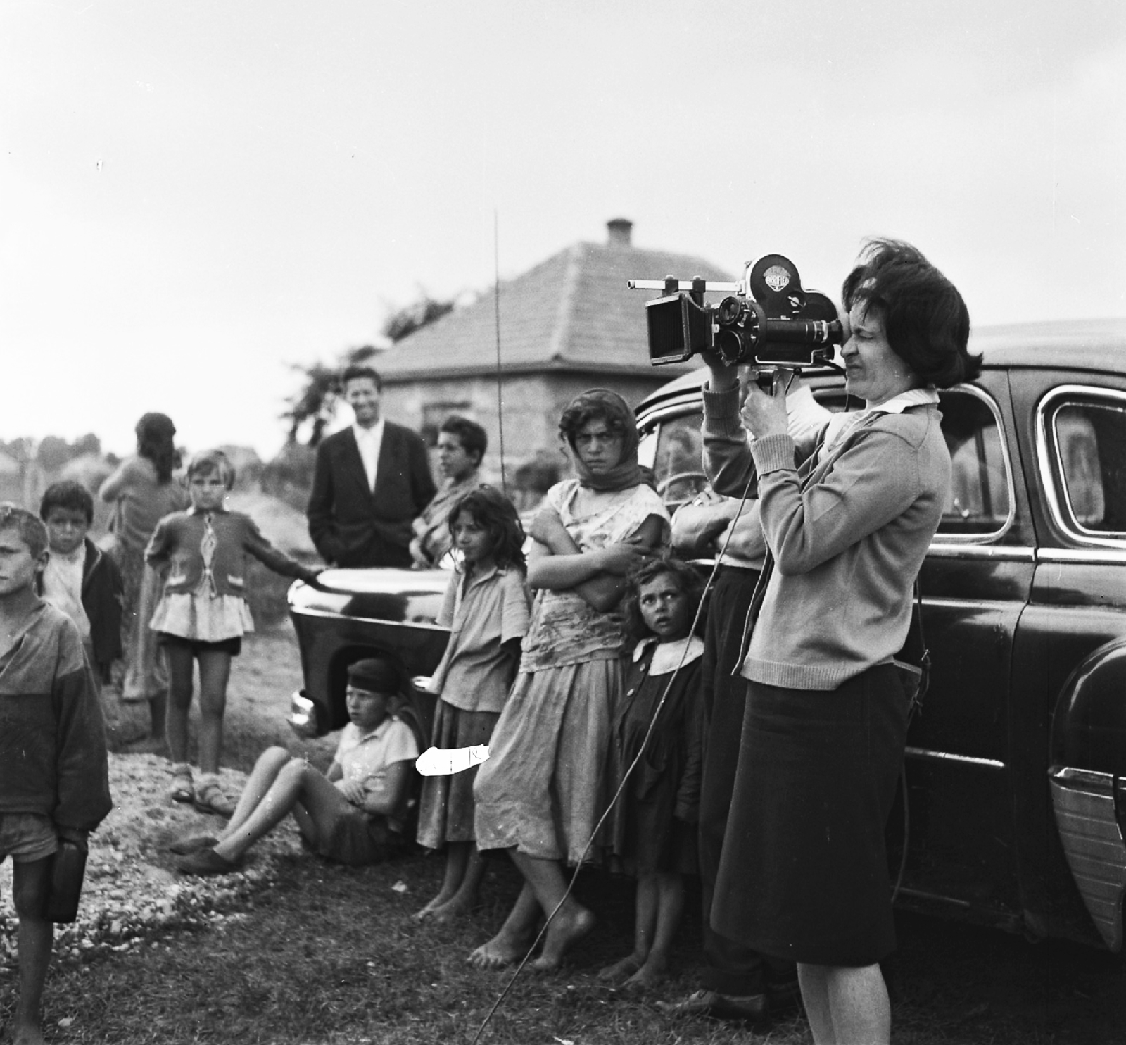Hungary, Czóbel Anna operatőr., 1961, Rádió és Televízió Újság, gypsy, movie camera, cameraman, automobile, barefoot, Arriflex-brand, Fortepan #56561