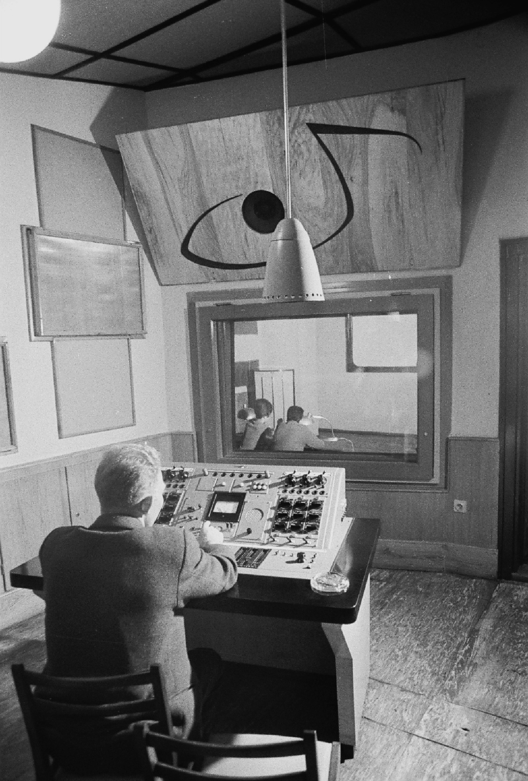 Hungary, Budapest V., a Magyar Televízió szinkron stúdiója, hangmérnöki fülke, az ablak mögött a bemondók., 1962, Rádió és Televízió Újság, instrument, Budapest, control panel, Fortepan #56566