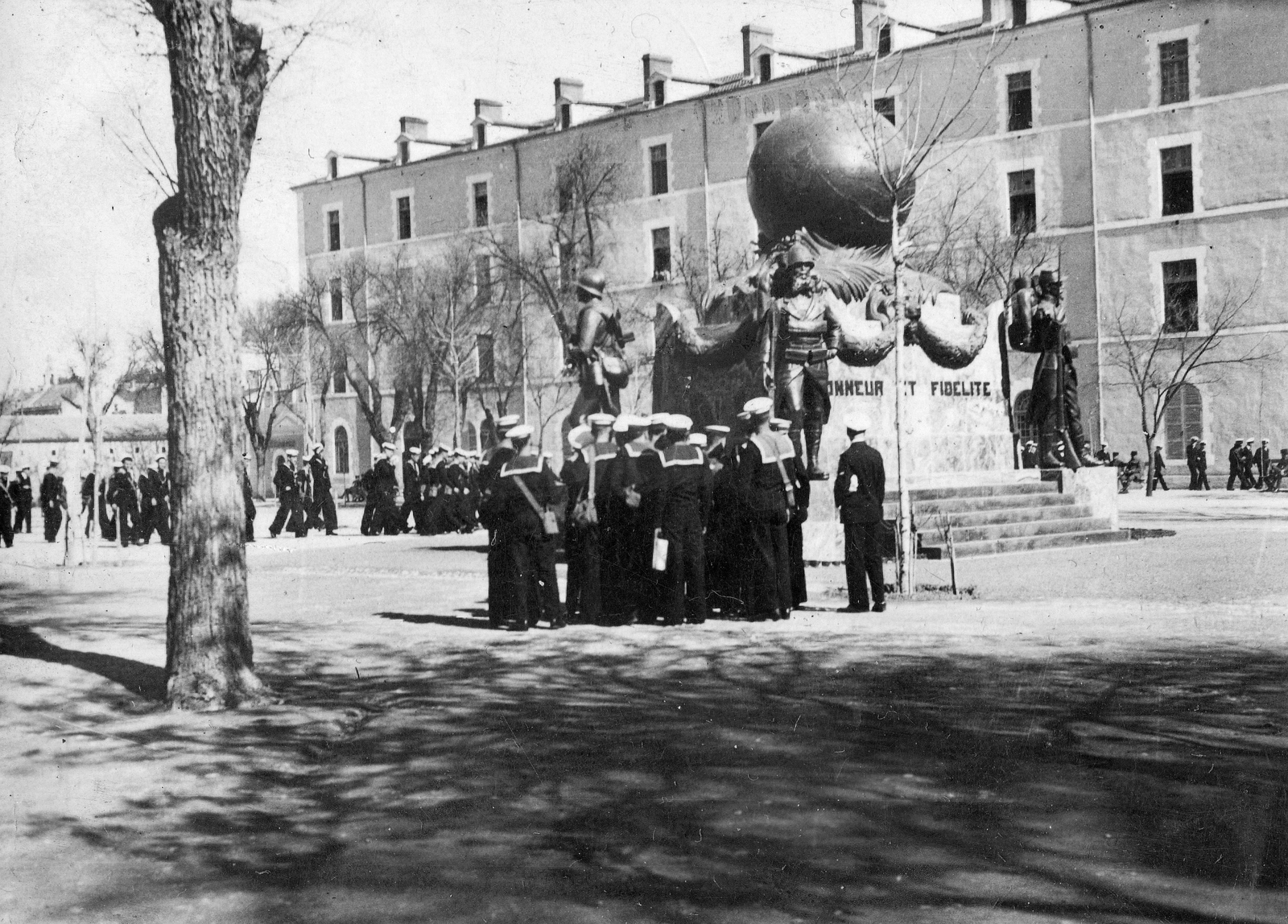 Algéria, Sidi Bel Abbes, Az elesett légiósok emlékműve (Monument aux Morts de la Légion Etrangère)., 1935, Balassa Péter, felirat, tengerész, szobor, emlékmű, Fortepan #56604