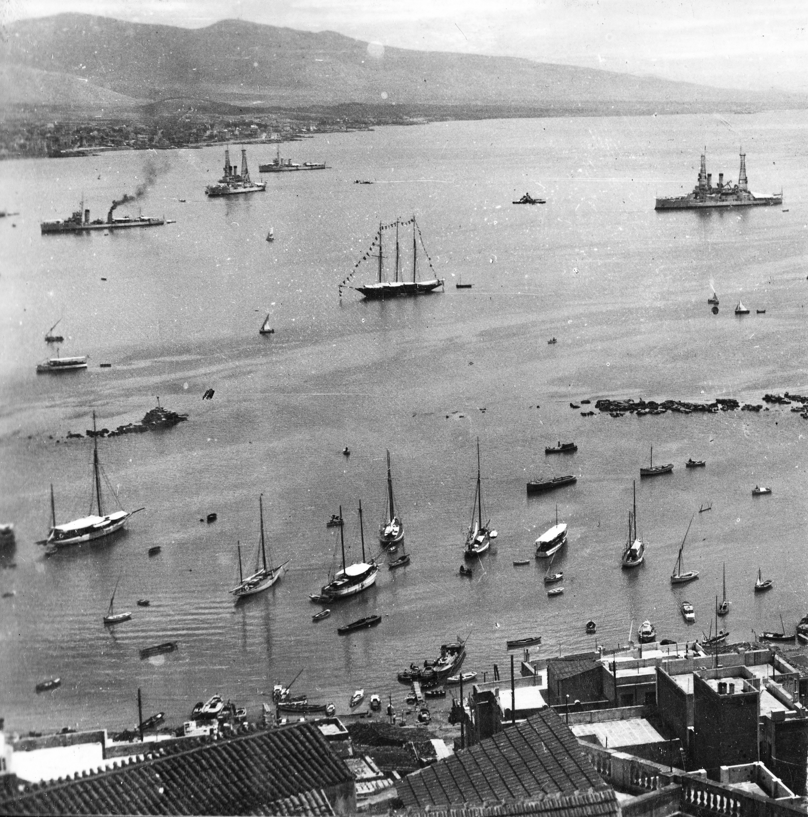 Greece, Athens, Pireusz, a Faliroi-öböl látképe az Illés próféta-dombról., 1930, Balassa Péter, ship, warship, port, Fortepan #56634