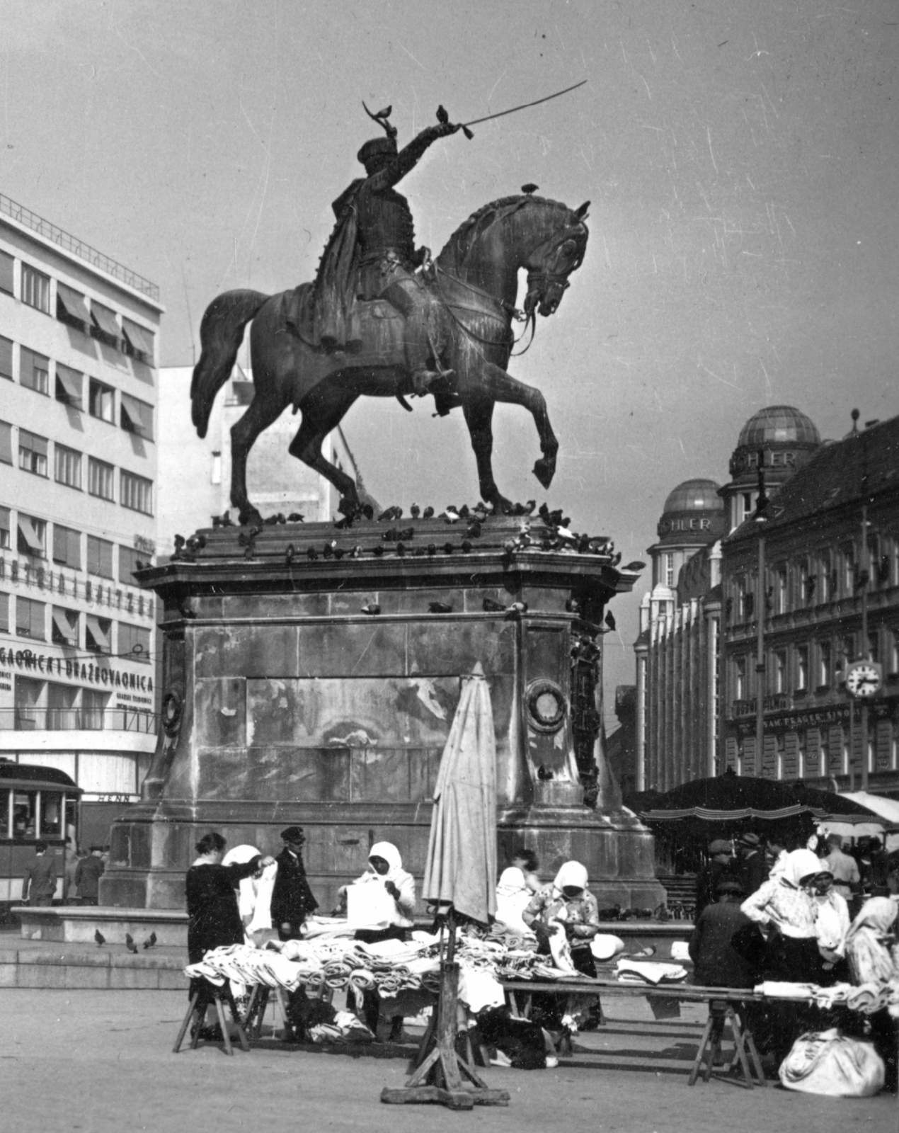 Croatia, Zagreb, Jellasics bán tér (Trg bana Josipa Jelačića), Jellasics bán lovasszobra., 1936, Balassa Péter, label, market, dove, horse sculpture, dome, Josip Jelačić-portrayal, Anton Dominik Fernkorn-design, Fortepan #56638
