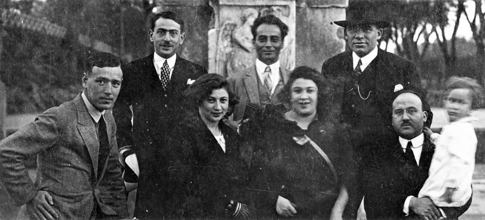 1924, Balassa Péter, csoportkép, nők, férfiak, dombormű, gyerek, óralánc, angyal-ábrázolás, bemozdulás, Fortepan #56648