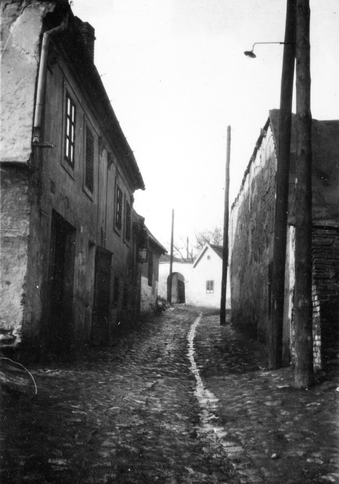 Hungary, Tabán, Budapest I., Holdvilág utca a Kereszt tér felől., 1926, Balassa Péter, street view, lamp post, gateway, Budapest, Fortepan #56649