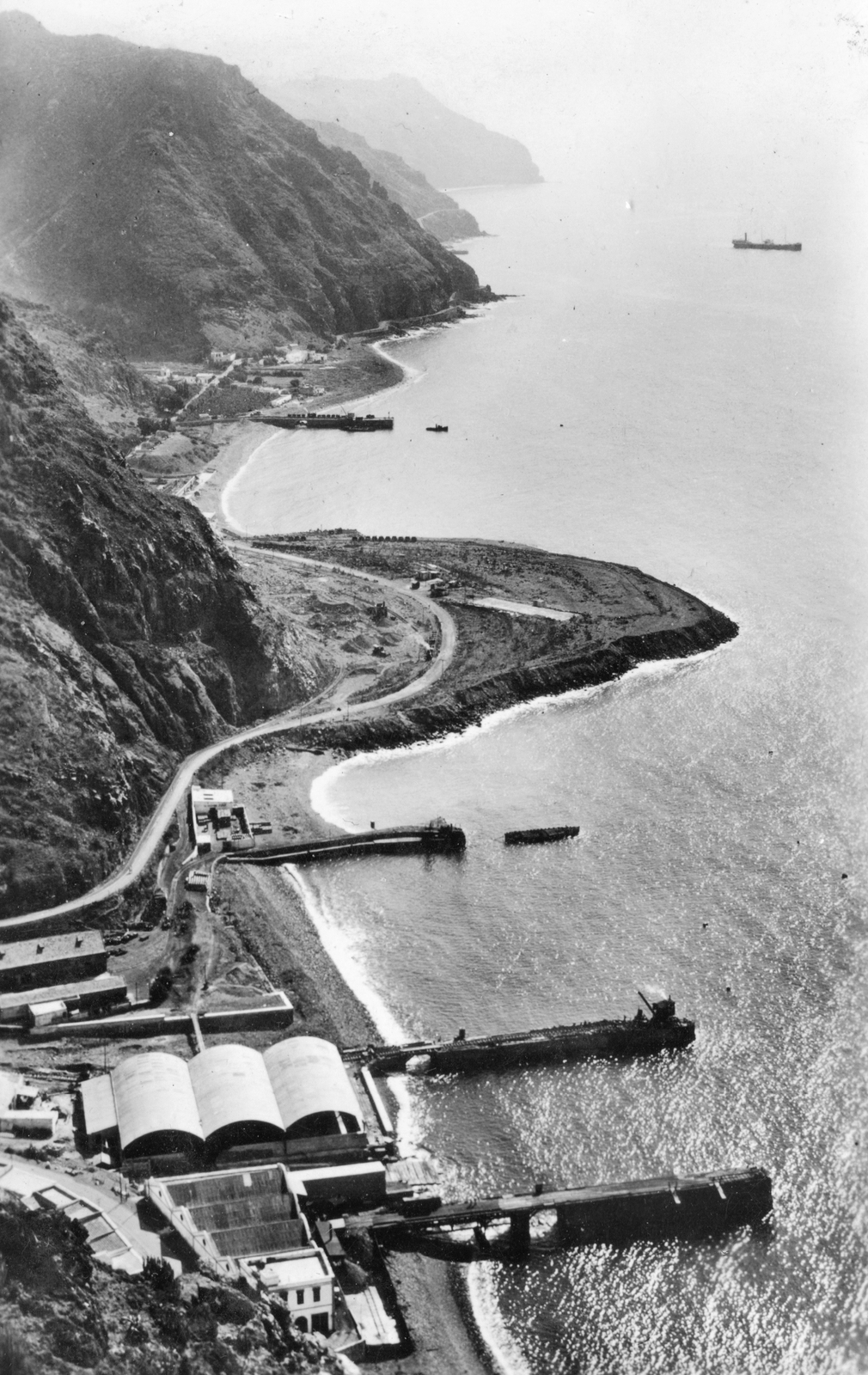 Spain,Canary Islands, Santa Cruz de Tenerife, kikötő., 1933, Balassa Péter, shore, hillside, rock, warehouse, Fortepan #56654