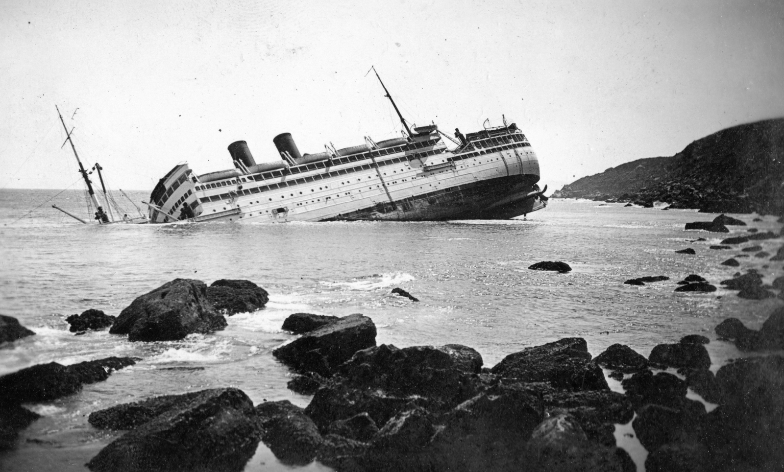 Morocco, Tanger, Cap Spartel, az 1933. július 6.-án zátonyra futott SS Nicolas Paquet óceánjáró., 1933, Balassa Péter, ship, wreck, shore, rock, sinking ship, Fortepan #56663