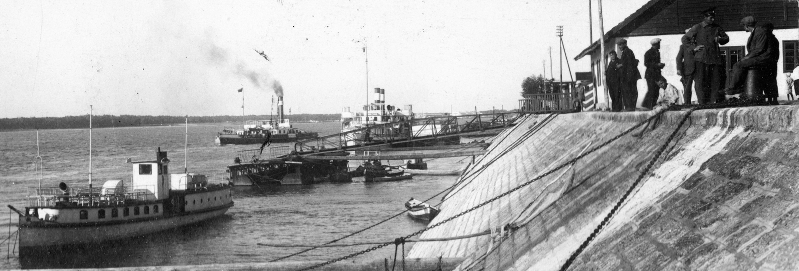 Bulgaria, Ruse, kikötő a Duna jobb partján. Háttérben kikötve az Erzsébet királyné személyszállító gőzhajó., 1937, Balassa Péter, ship, steamboat, boat station, Zagyva/Stefánia ship, Queen Elisabeth ship, Fortepan #56698