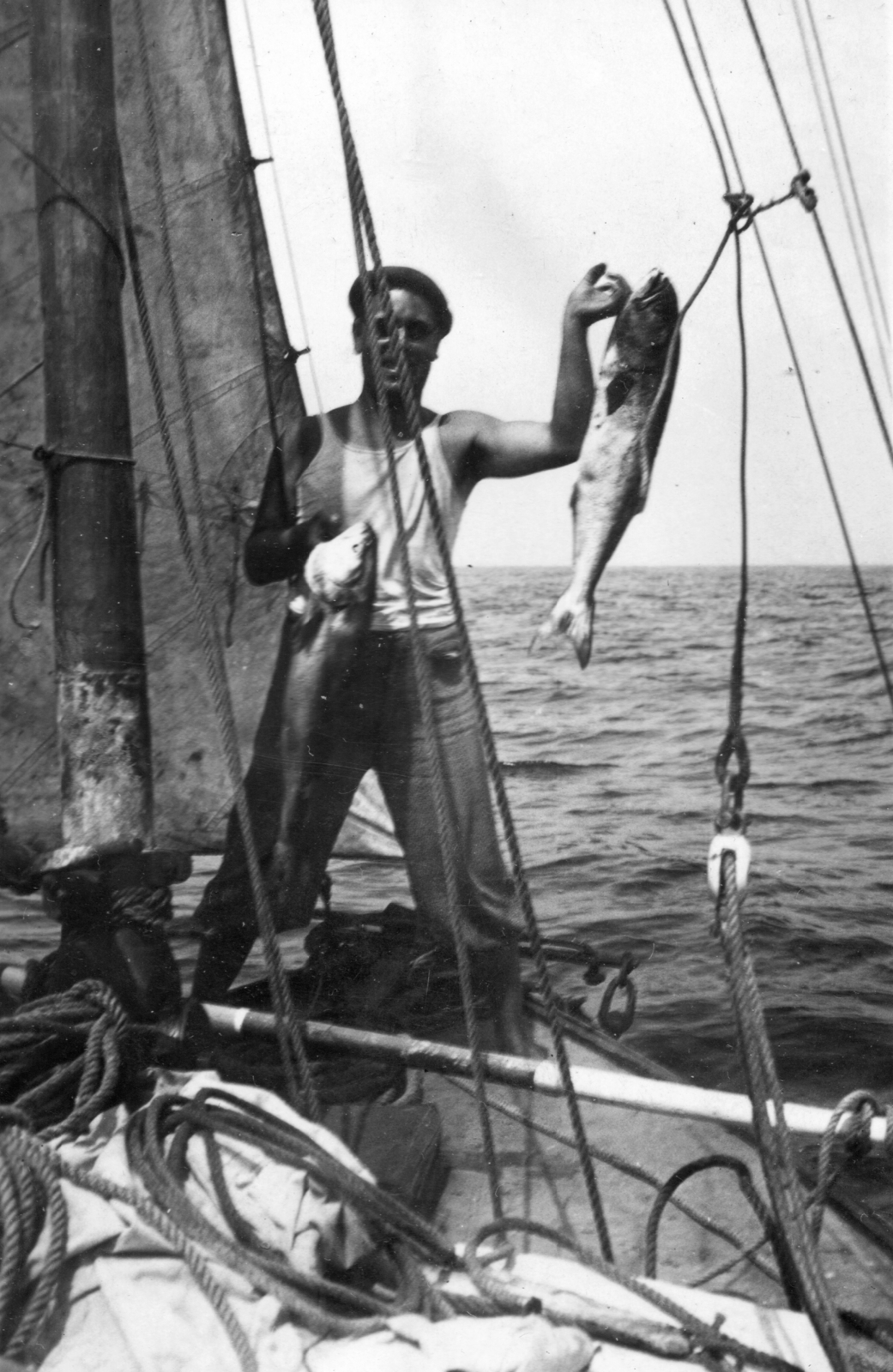 A felvétel az Albatros vitorlás fedélzetén készült., 1934, Balassa Péter, portrait, shades, fishing, man, fish, Fortepan #56707
