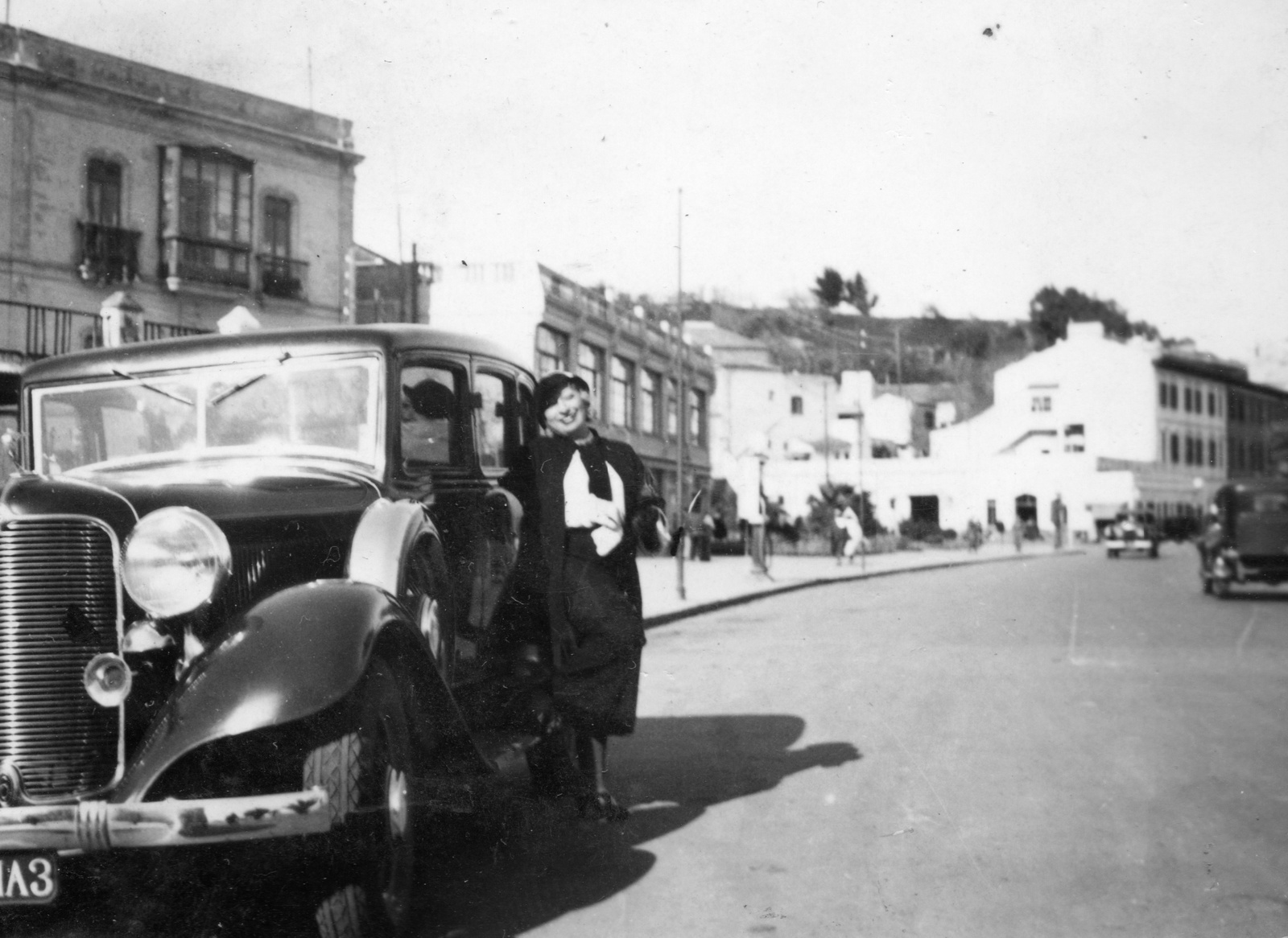 Morocco, Tanger, Avenue Mohamed VI, háttérben balra a Rue de la Plage torkolata. DeSoto SD Six Custom Sedan típusú személygépkocsi., 1933, Balassa Péter, street view, lady, automobile, DeSoto-brand, costume, Fortepan #56717