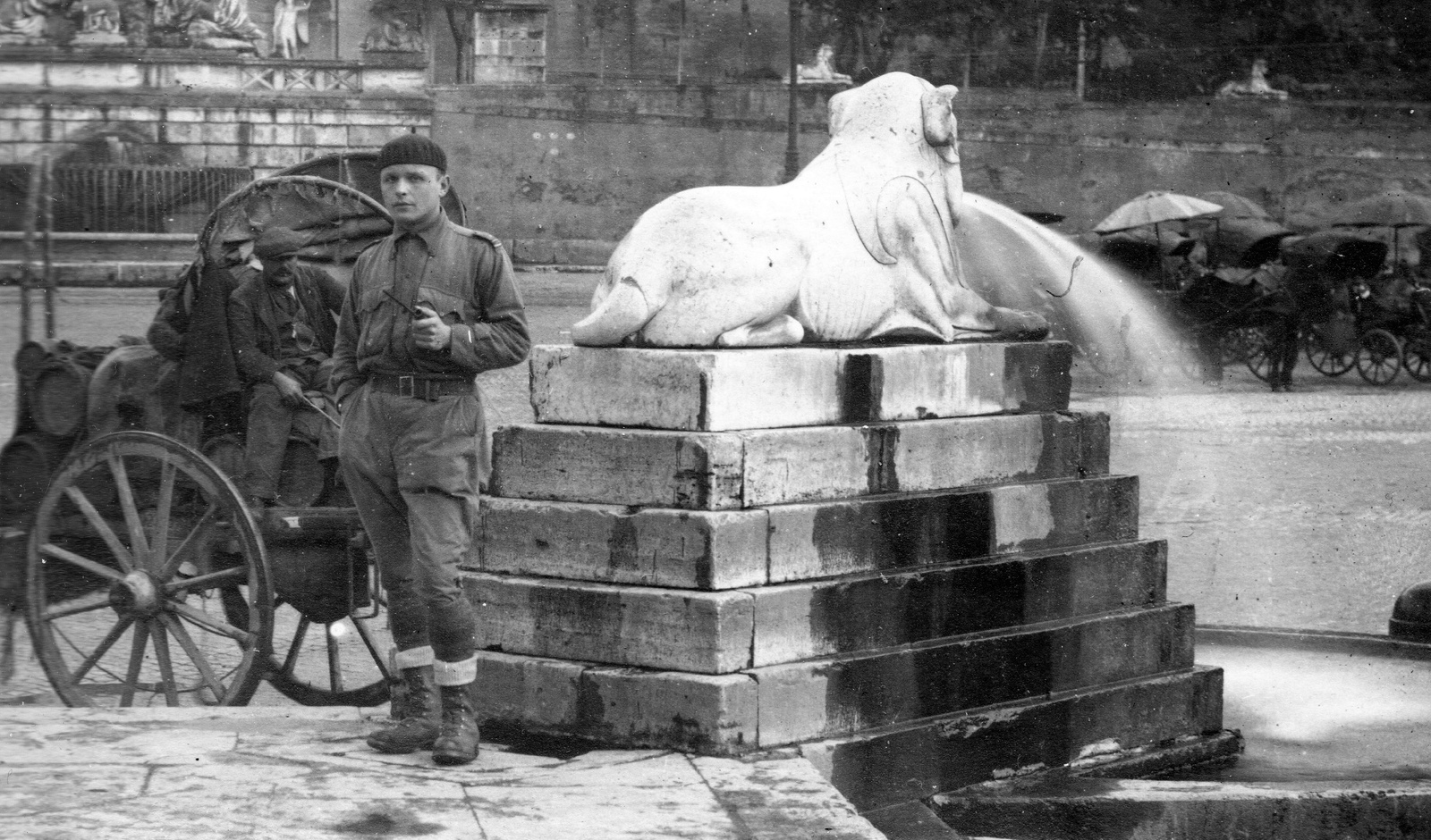 Olaszország, Róma, Piazza del Popolo, az obeliszk körül álló oroszlános kutak egyike., 1924, Balassa Péter, portré, szökőkút, szekér, pipa, utazás, férfi, micisapka, kőoroszlán, Fortepan #56727
