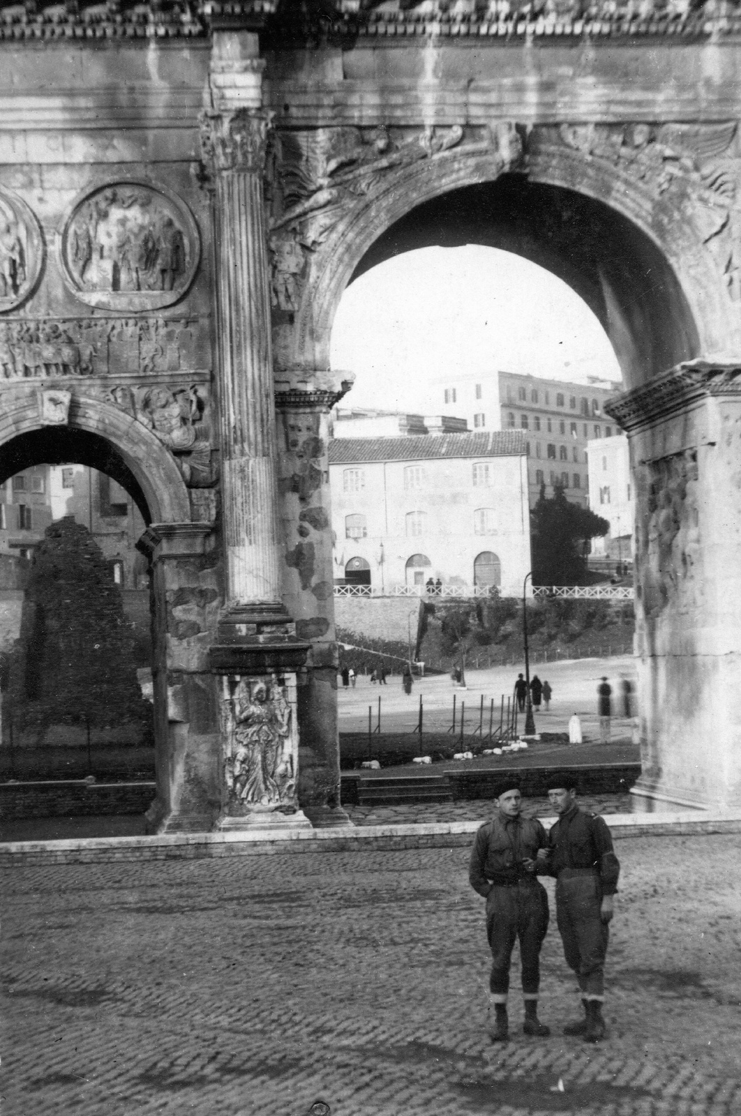 Olaszország, Róma, Piazza del Colosseo, háttérben Constantinus diadalíve., 1924, Balassa Péter, műemlék, férfiak, dombormű, utazás, diadalív, Fortepan #56728