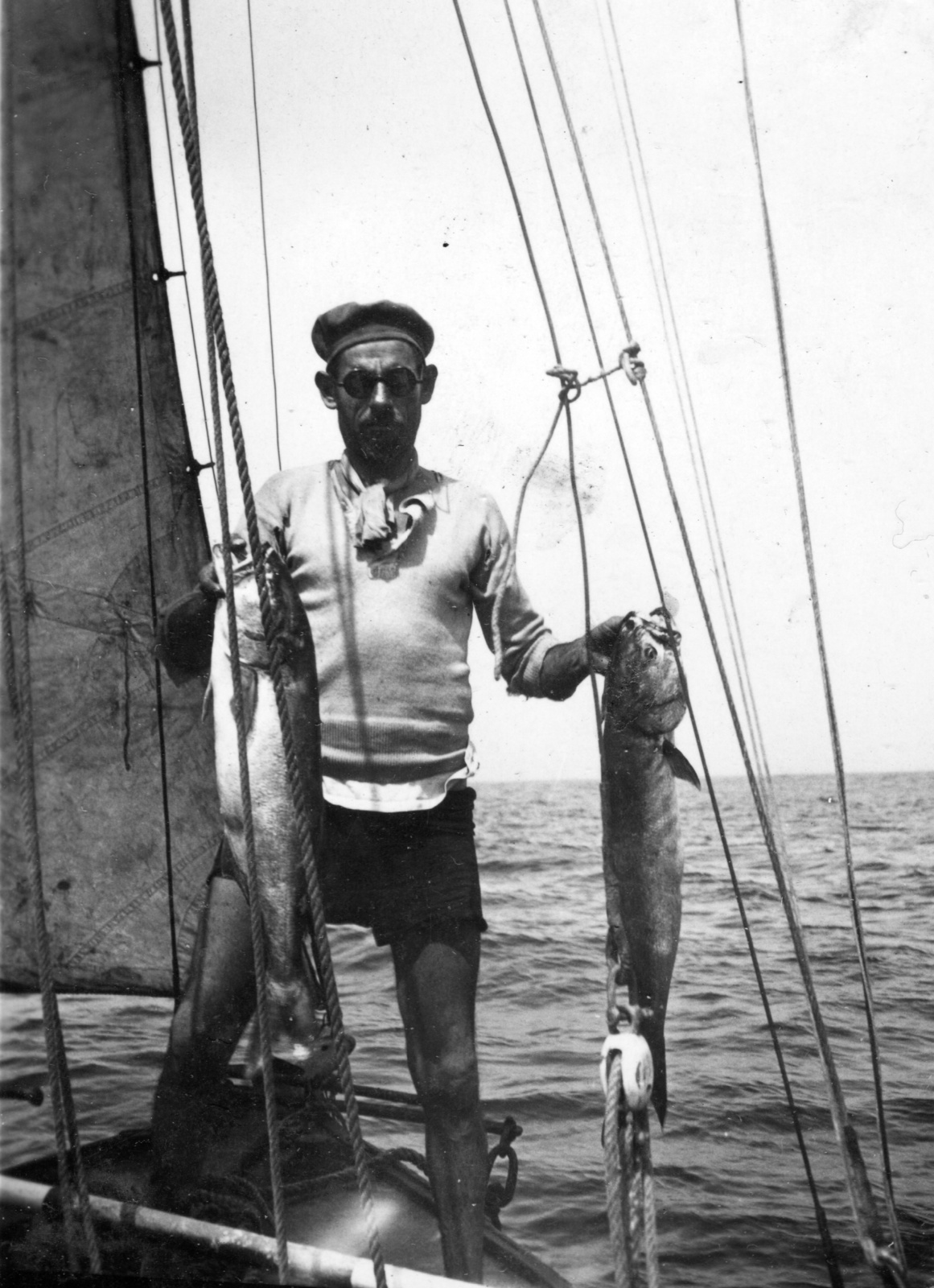 A felvétel az Albatros vitorlás fedélzetén készült., 1934, Balassa Péter, portrait, sailboat, shades, fishing, fish, Fortepan #56732