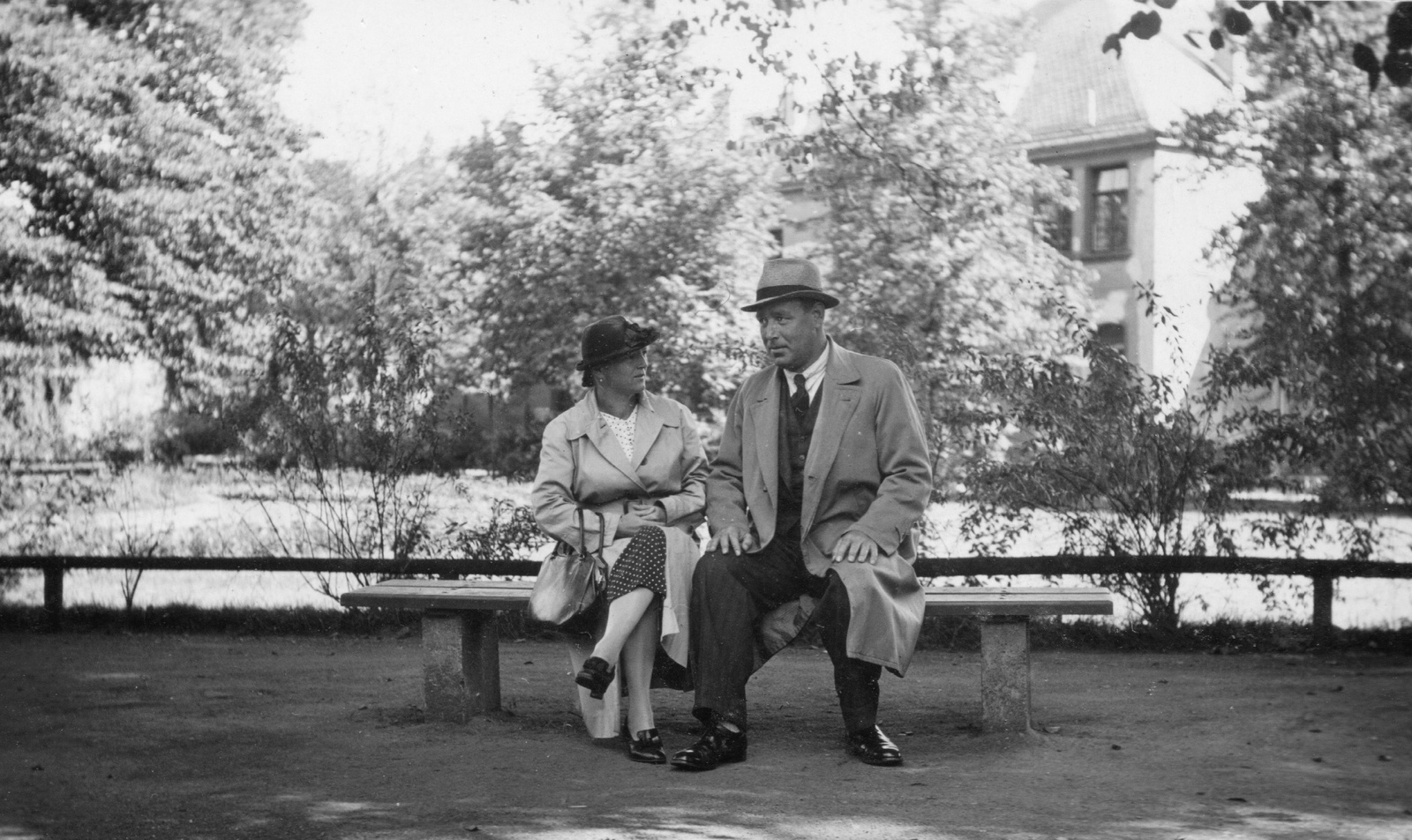 Germany, Trier, 1928, Balassa Péter, hat, shoe, walkway, man and woman, bench, handbag, trench coat, Fortepan #56739
