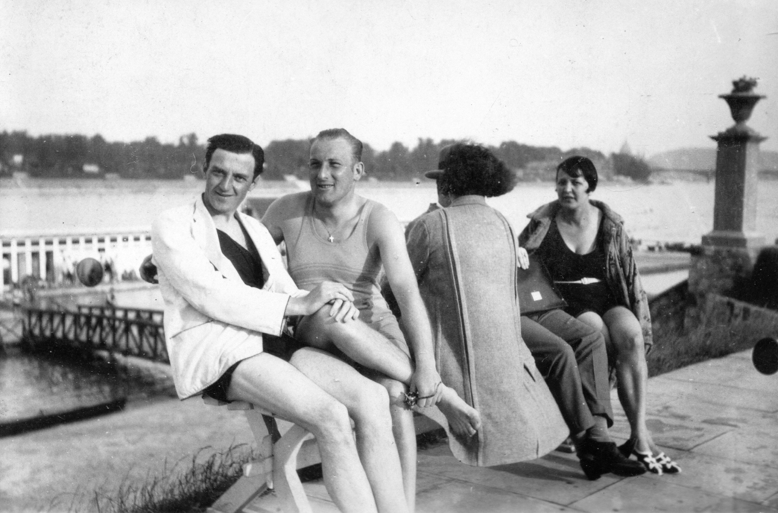 Hungary, Budapest II., Duna strandfürdő az Újlaki rakparton a Sajka utcánál., 1929, Balassa Péter, bathing suit, women, men, Budapest, sitting with hands on knees, Fortepan #56744