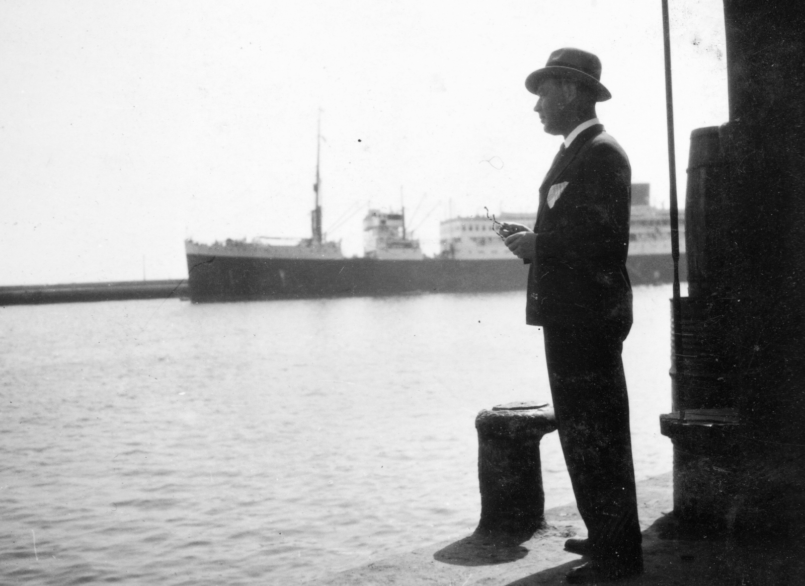 Spain, Las Palmas de la Gran Canaria,Canary Islands, kikötő., 1934, Balassa Péter, portrait, ship, man, port, cruise ship, face profile, mooring bollard, Fortepan #56747