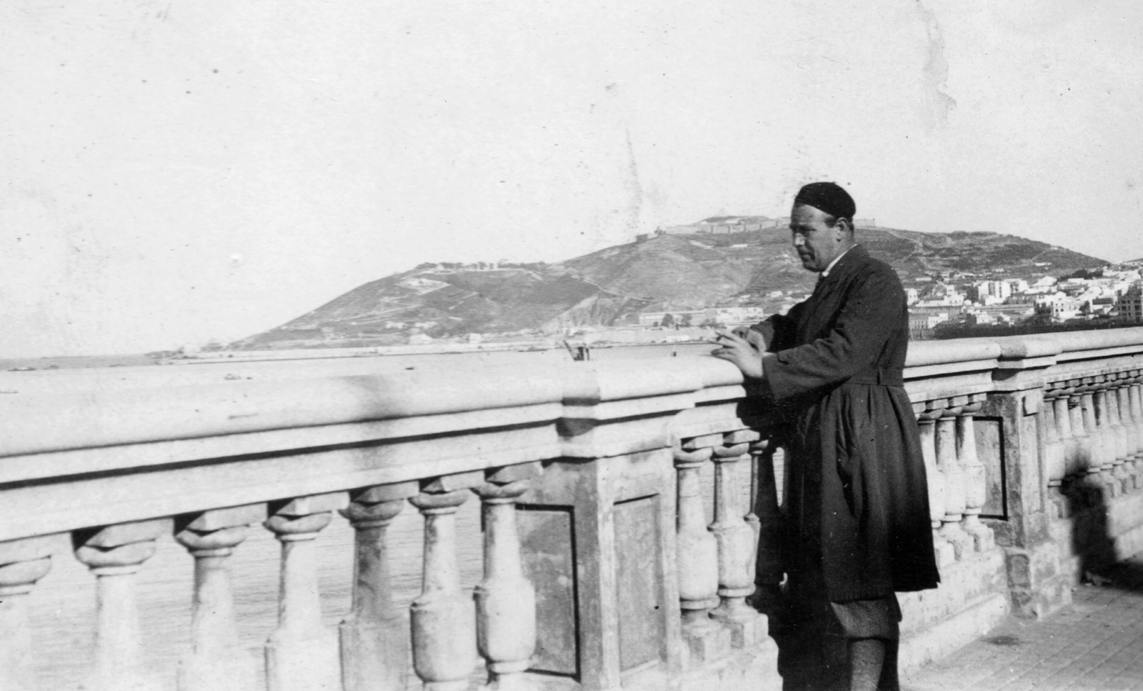 Spain, Ceuta, tengerparti sétány (Calle Marina), háttérben a Monte Hacho., 1933, Balassa Péter, railing, beret, man, Fortepan #56749