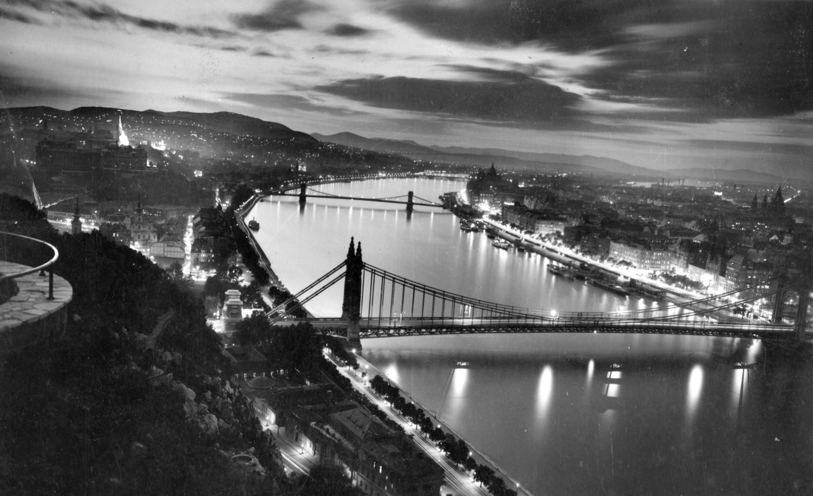 Hungary, Budapest XI., kilátás a kivilágított városra a Parlament felé nézve., 1935, Balassa Péter, bridge, night, clouds, picture, dusk, floodlighting, Budapest, Duna-bridge, János Feketeházy-design, Fortepan #56767