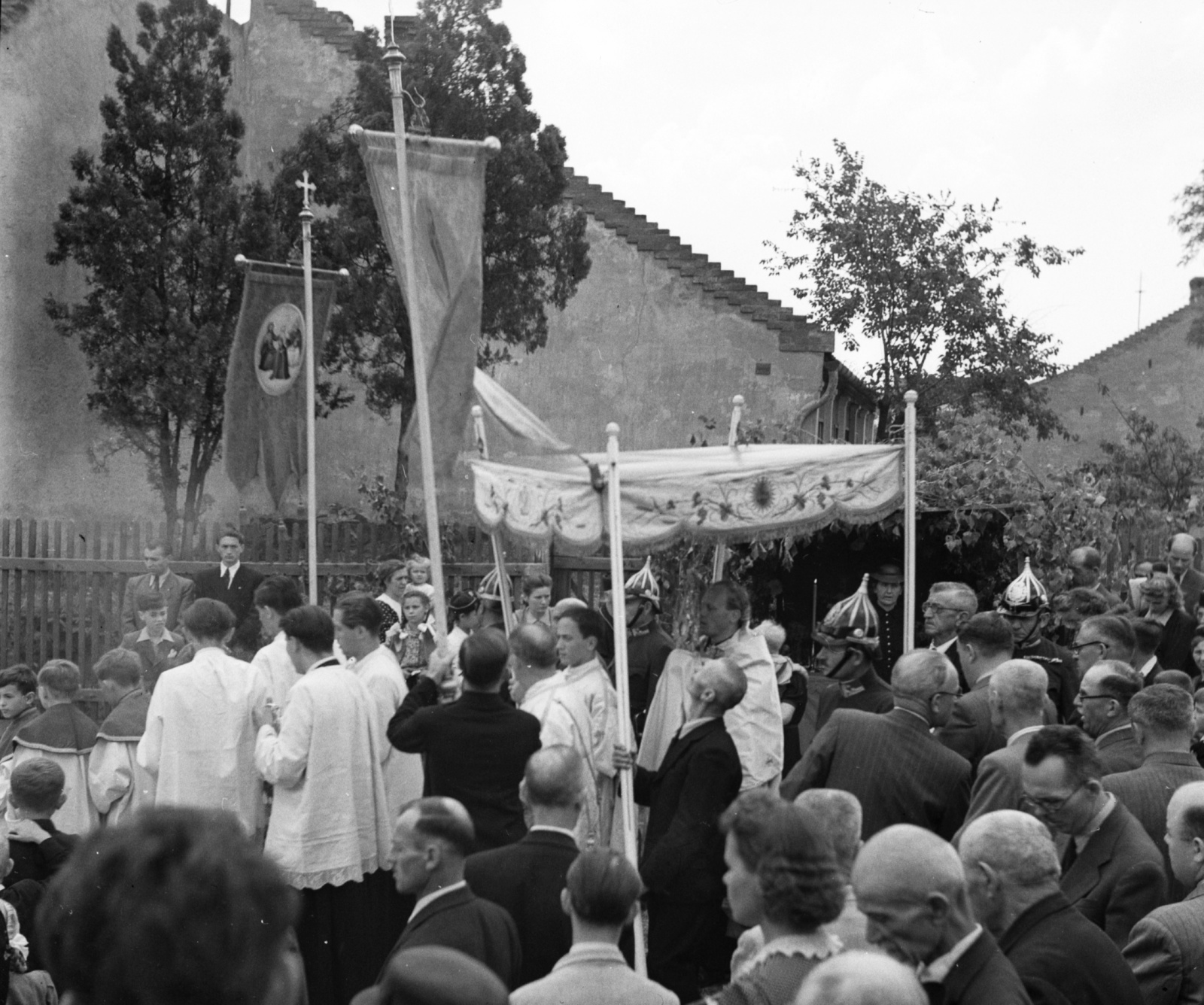 Hungary, Budapest XX., körmenet a Szent Lajos-templom környékén., 1940, Góg Emese, flag, priest, cop, procession, Budapest, Fortepan #56781