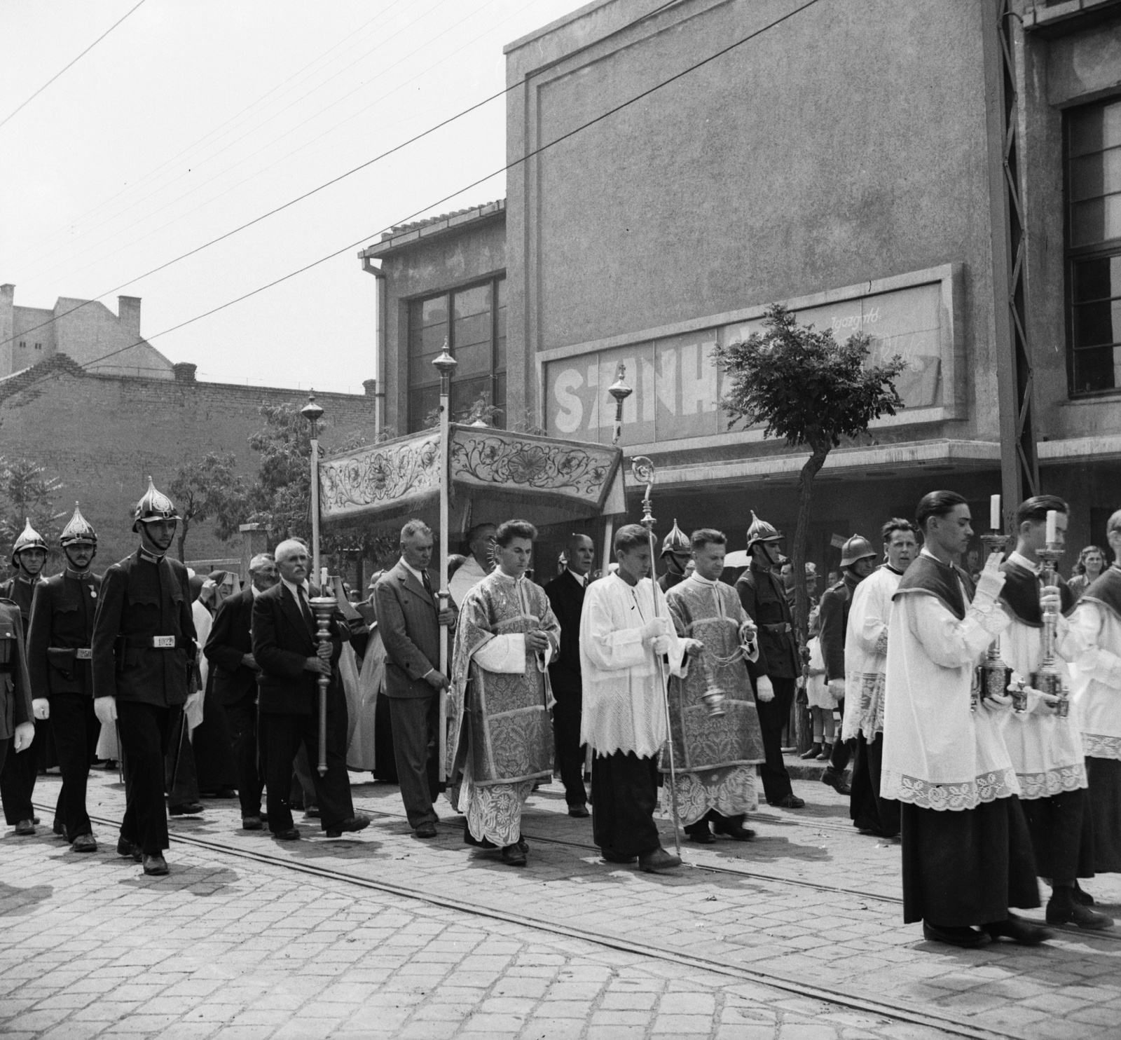 Hungary, Budapest XX., Török Flóris utca a Szent Erzsébet tér felől nézve, jobbra a Tátra mozi., 1940, Góg Emese, priest, theater, cop, procession, Budapest, Fortepan #56784