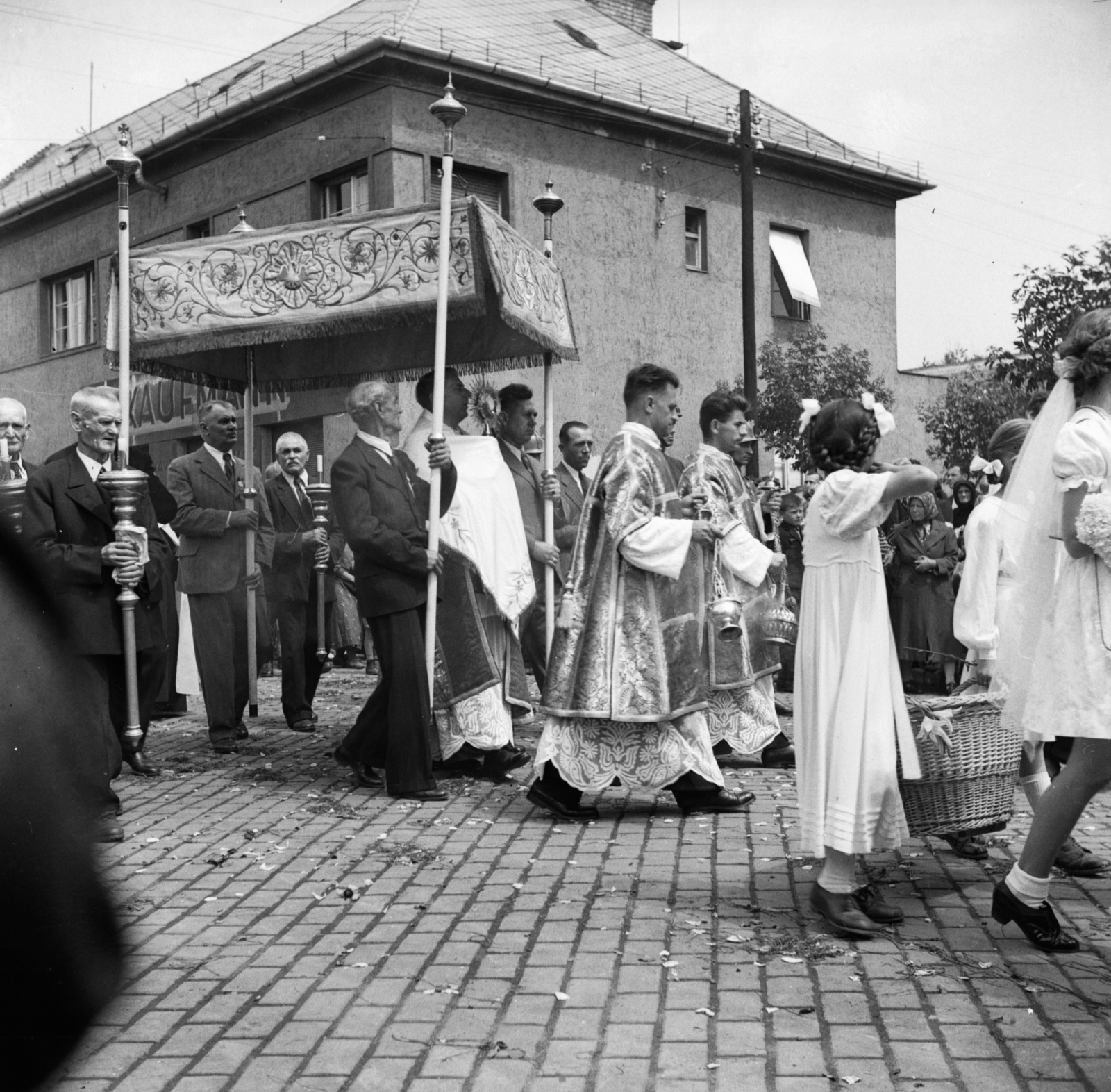 Hungary, Budapest XX., Szent Imre herceg utca, jobbra a Sebestyén utca torkolata., 1940, Góg Emese, priest, procession, Budapest, Fortepan #56785