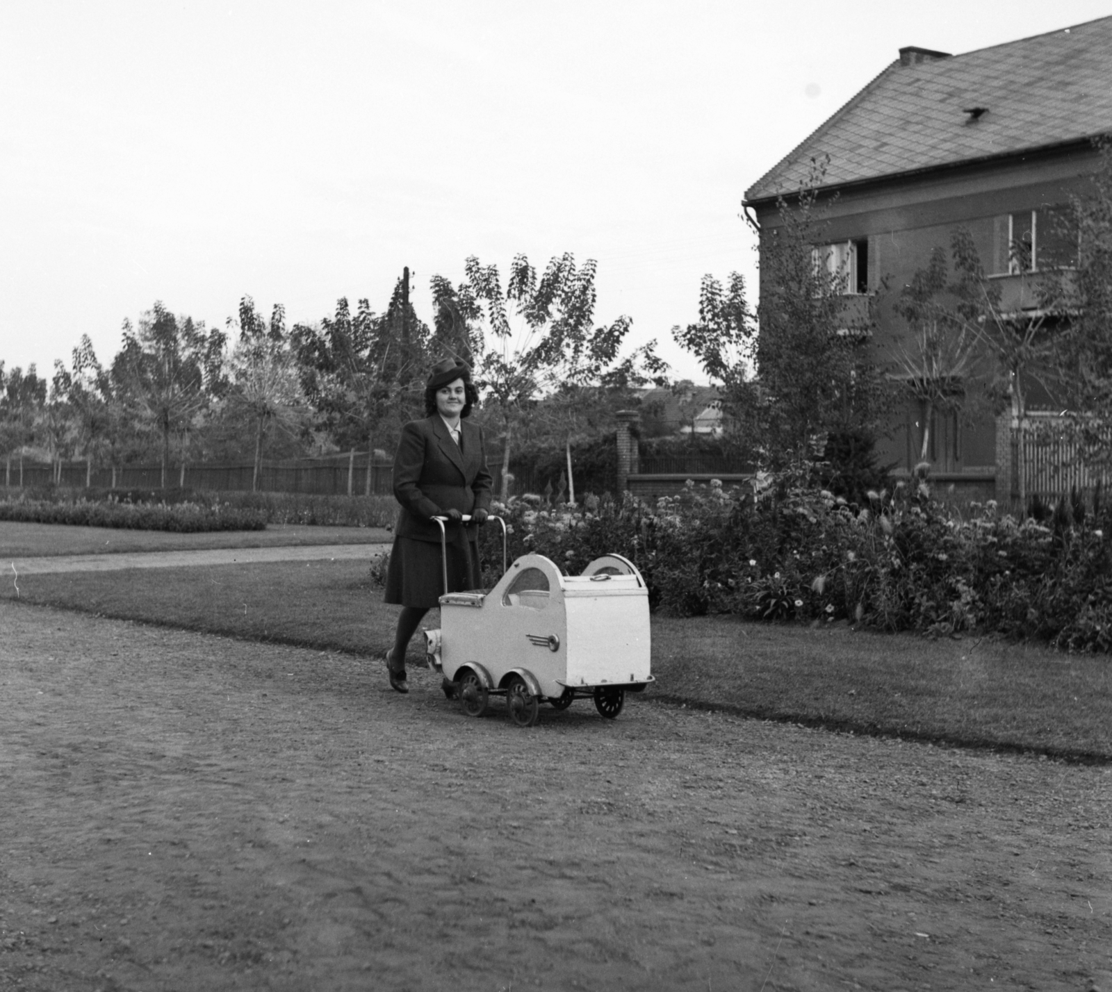 Hungary, Budapest XX., Emlékezés (Hősök) tere., 1940, Góg Emese, baby carriage, Budapest, Fortepan #56804
