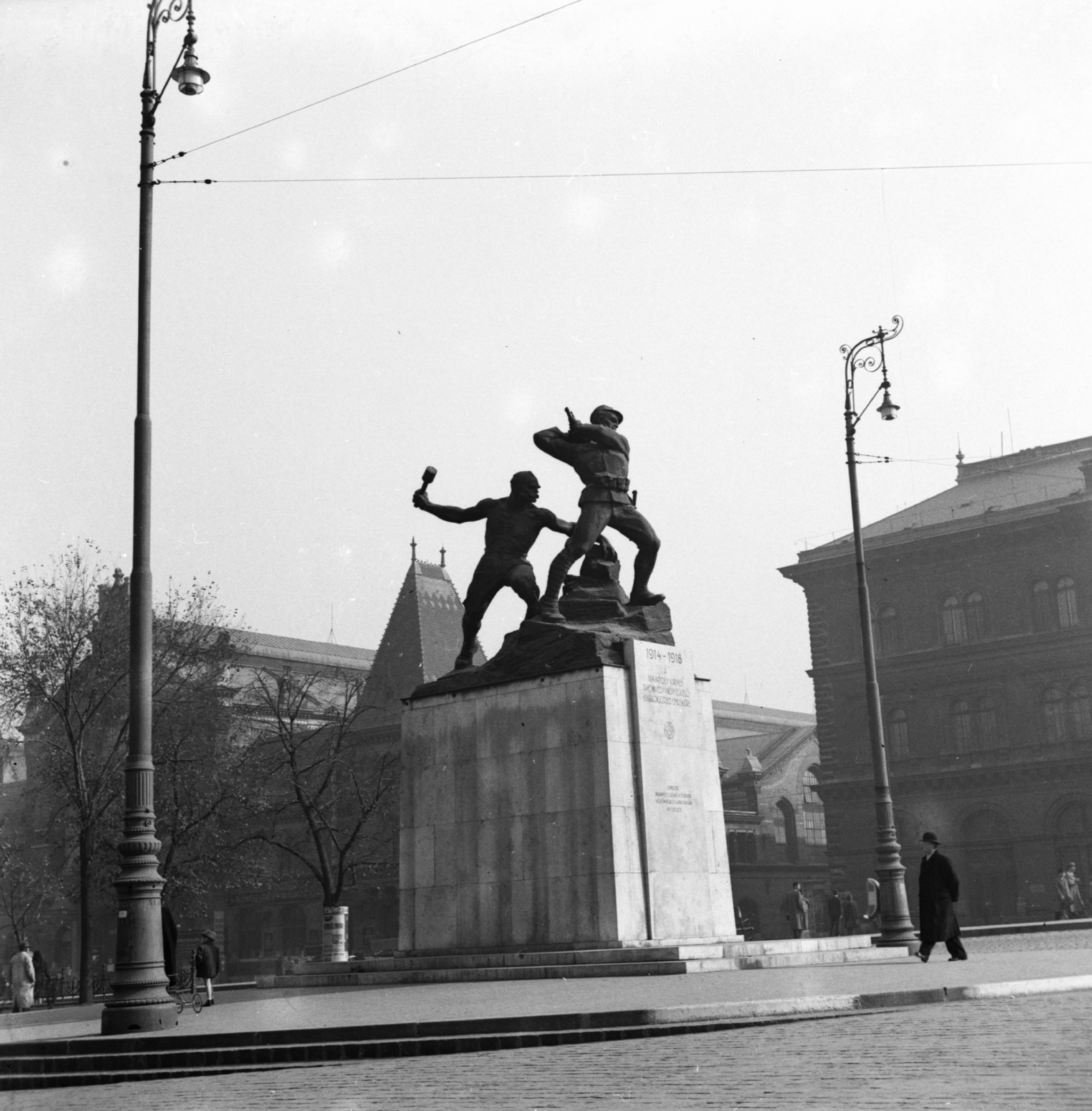 Magyarország, Budapest V., Fővám tér, 1. honvéd és népfölkelő gyalogezred emlékműve (Márton Ferenc, Siklódy Lőrinc alkotása, 1938.)., 1940, Góg Emese, szobor, lámpaoszlop, Budapest, Fortepan #56806