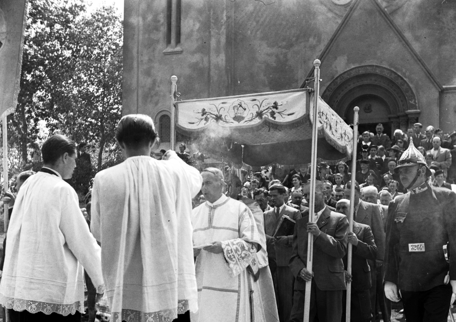 Hungary, Budapest XX., Szent Lajos tér, Szent Lajos-templom, körmenet., 1940, Góg Emese, priest, cop, procession, Budapest, Fortepan #56815