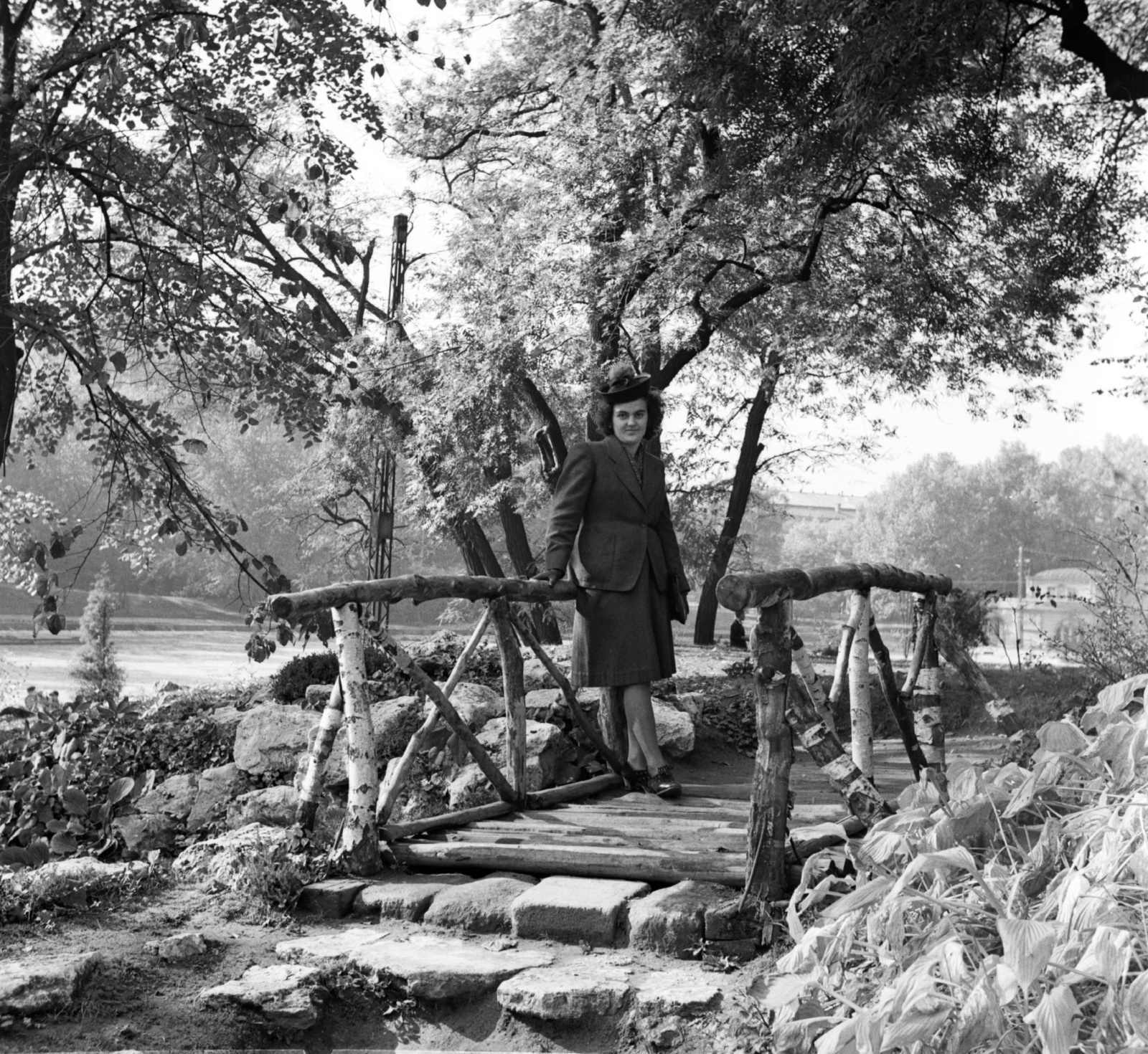 Hungary, Budapest XIV., híd a Vajdahunyad vára mellett, háttérben a Szépművészeti Múzeum., 1940, Góg Emese, portrait, gloves, handbag, wooden bridge, lady, costume, Budapest, Fortepan #56821