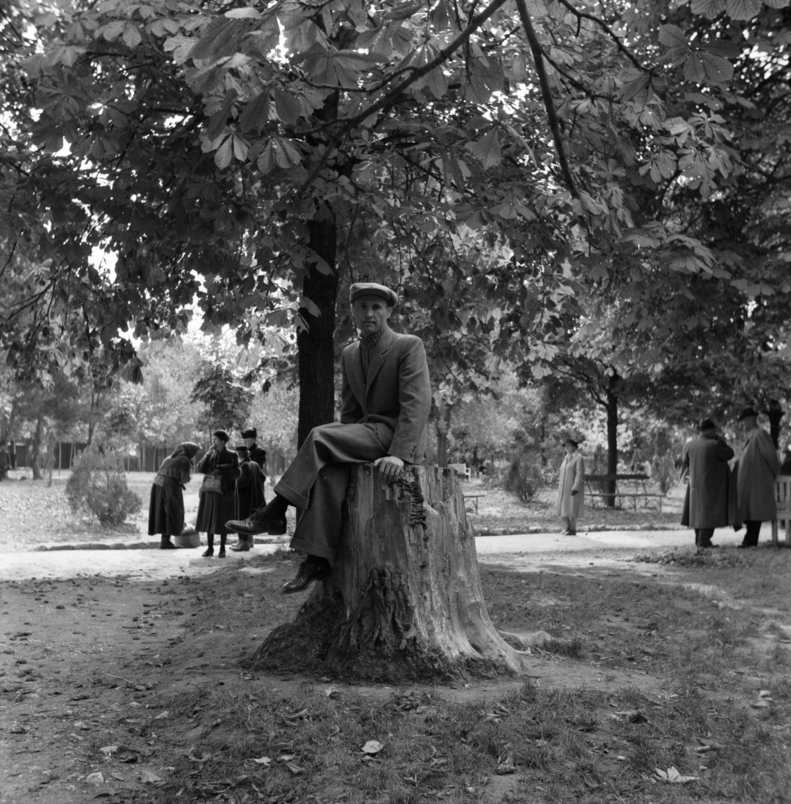 Magyarország, Városliget, Budapest XIV., 1940, Góg Emese, portré, park, életkép, férfi, micisapka, Budapest, Fortepan #56822