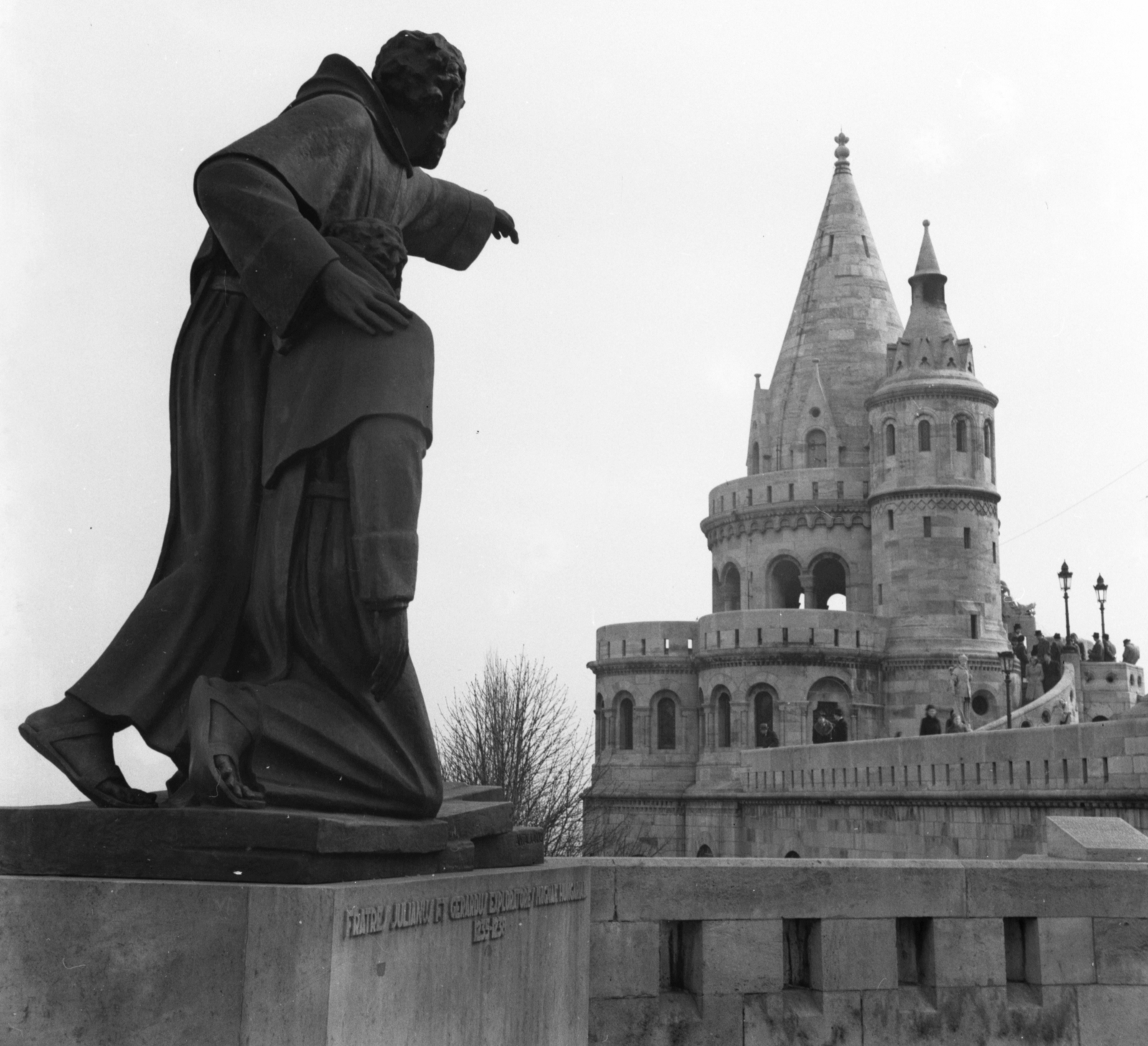 Hungary, Budapest I., Julianus és Gellért barát szobra (Antal Károly, 1937.) a Halászbástyánál., 1940, Góg Emese, sculpture, Budapest, point a finger, Fortepan #56828