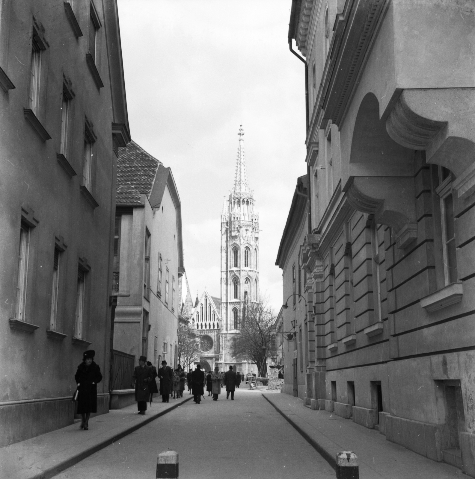 Hungary, Budapest I., Szentháromság utca és a Mátyás-templom a Tóth Árpád sétány (Gróf Bethlen István bástyasétány) felől nézve., 1940, Góg Emese, street view, genre painting, Budapest, Fortepan #56829