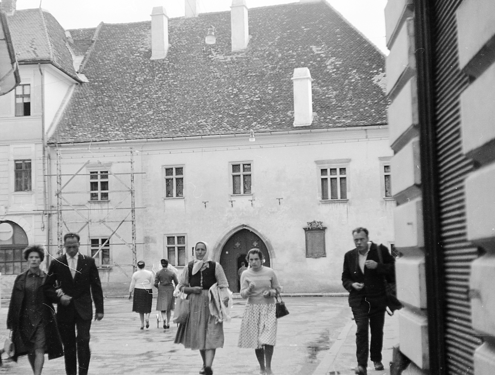 Romania,Transylvania, Cluj-Napoca, Mátyás király szülőháza az Óvárban (a legrégebbi emeletes ház a városban)., 1969, Piarista Levéltár/Holl Béla, street view, folk costume, Fortepan #56852
