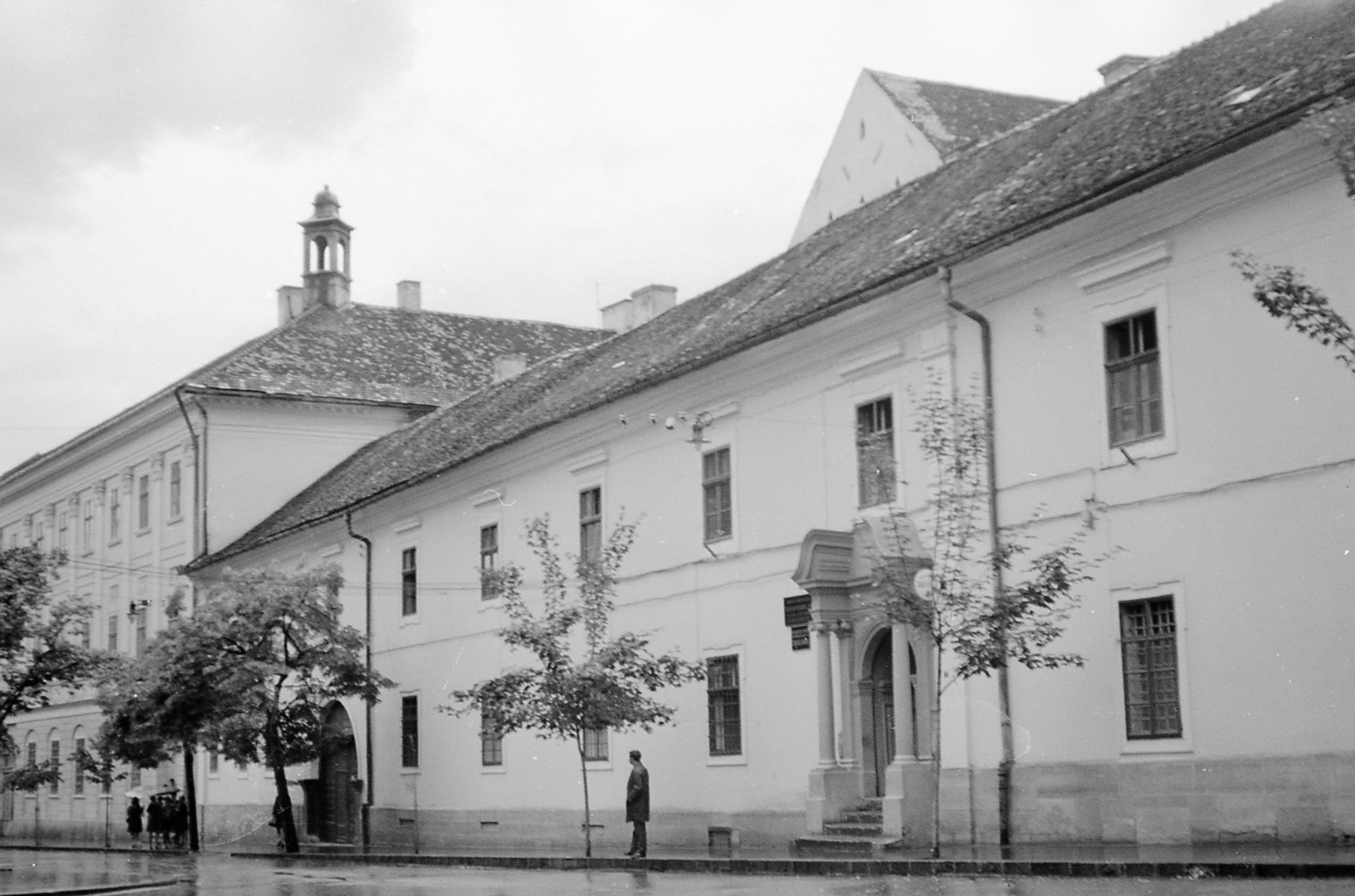 Romania,Transylvania, Cluj-Napoca, a volt piarista rendház épületének főbejárata a Farkas utca felől. Az épületet a Babes-Bolyai Tudományegyetem használta., 1969, Piarista Levéltár/Holl Béla, street view, Fortepan #56853