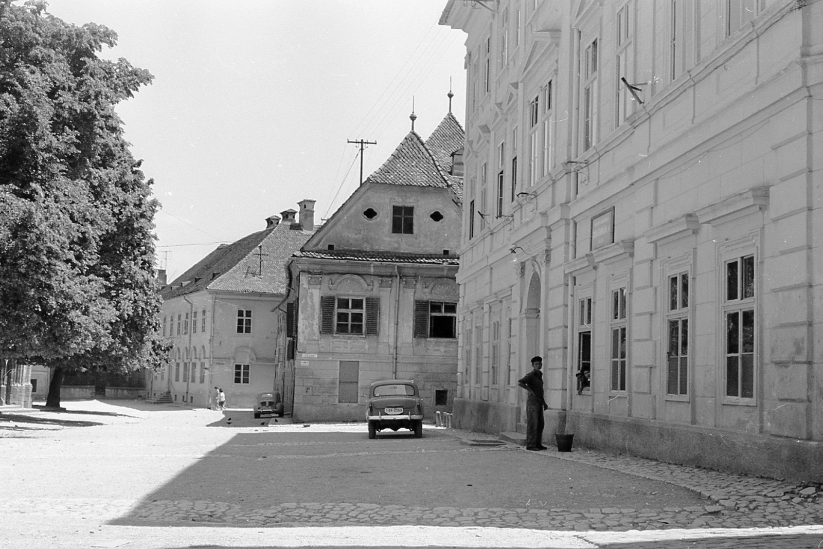 Romania,Transylvania, Brașov, Johannes Honterus udvar, jobbra az egykori prédikátorok háza, 1969, Piarista Levéltár/Holl Béla, Fortepan #56862