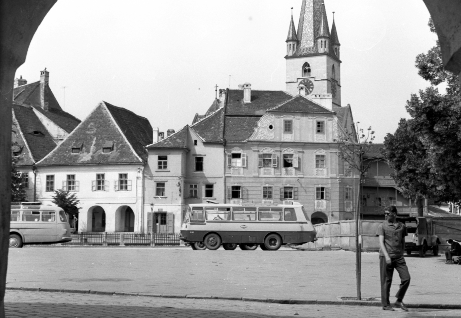 Romania,Transylvania, Sibiu, Kis tér (Piata Mica), háttérben az evangélikus székesegyház tornya., 1969, Piarista Levéltár/Holl Béla, bus, Fortepan #56863