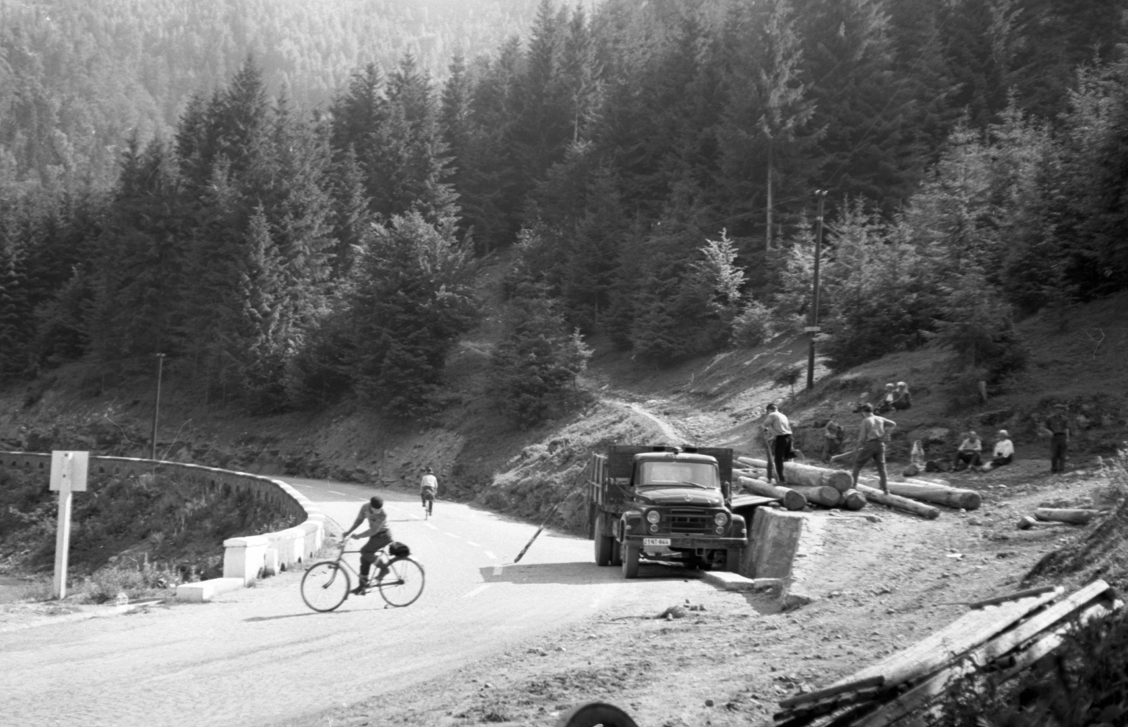 Romania,Transylvania, Bicaz-Chei, főút a község határánál., 1969, Piarista Levéltár/Holl Béla, bicycle, commercial vehicle, Fortepan #56885