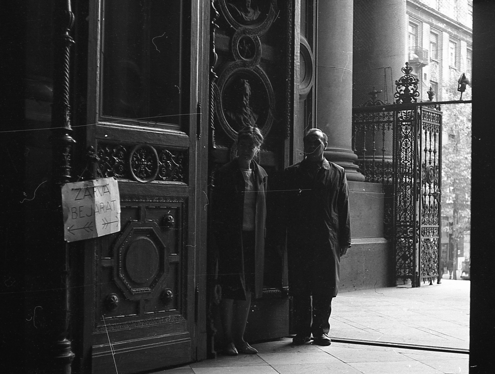 Hungary, Budapest V., Szent István tér, a Szent István-bazilika főkapuja., 1970, Piarista Levéltár/Holl Béla, church interior, Budapest, standing in door, Fortepan #56909