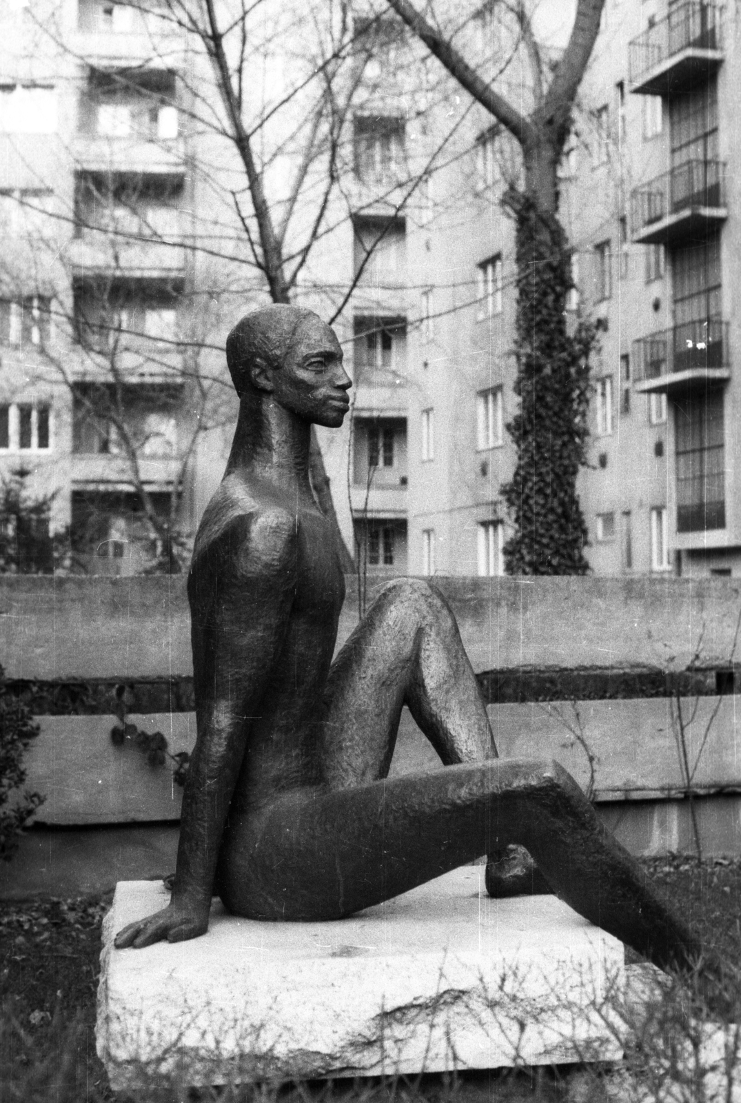 Hungary, Budapest XI., Váli utca, Néger fiú szobra (Kárpáti Anna)., 1988, tm, sculpture, Budapest, nude figure, Fortepan #5691