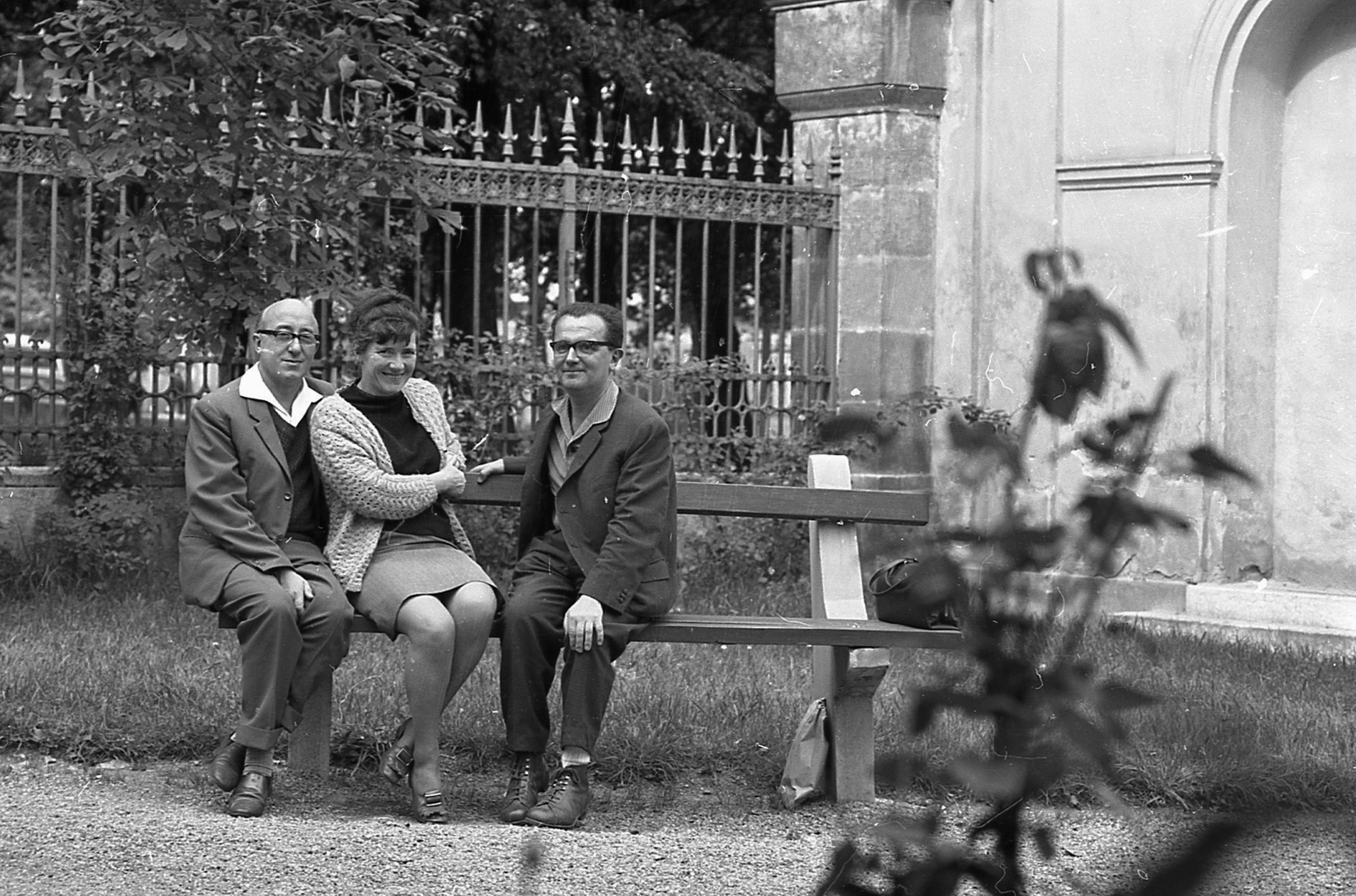 Hungary, Zirc, a Ciszterci Apátság kertje., 1970, Piarista Levéltár/Holl Béla, bench, three people, Fortepan #56913