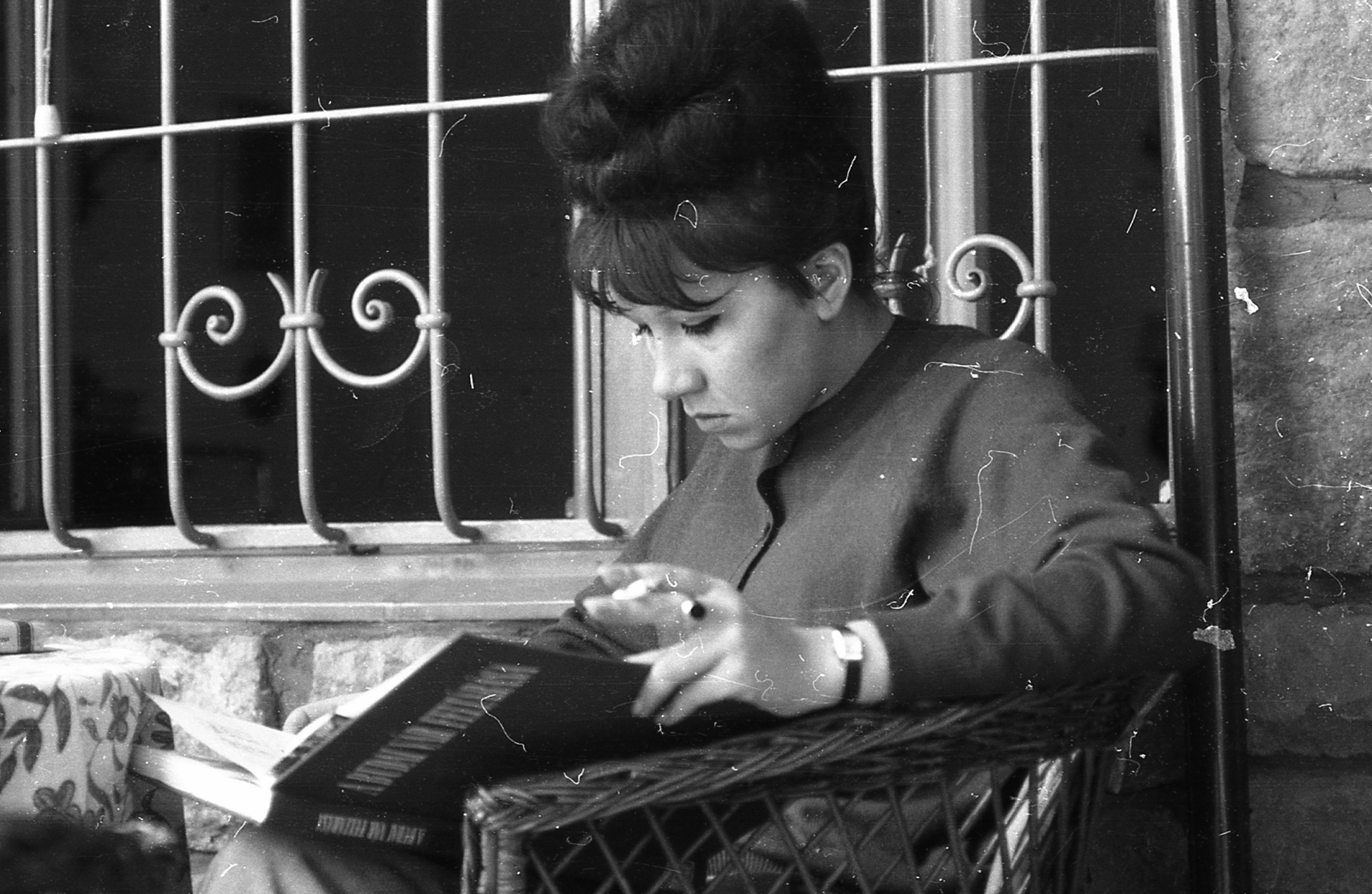 1970, Piarista Levéltár/Holl Béla, reading, hairdo, Fortepan #56922