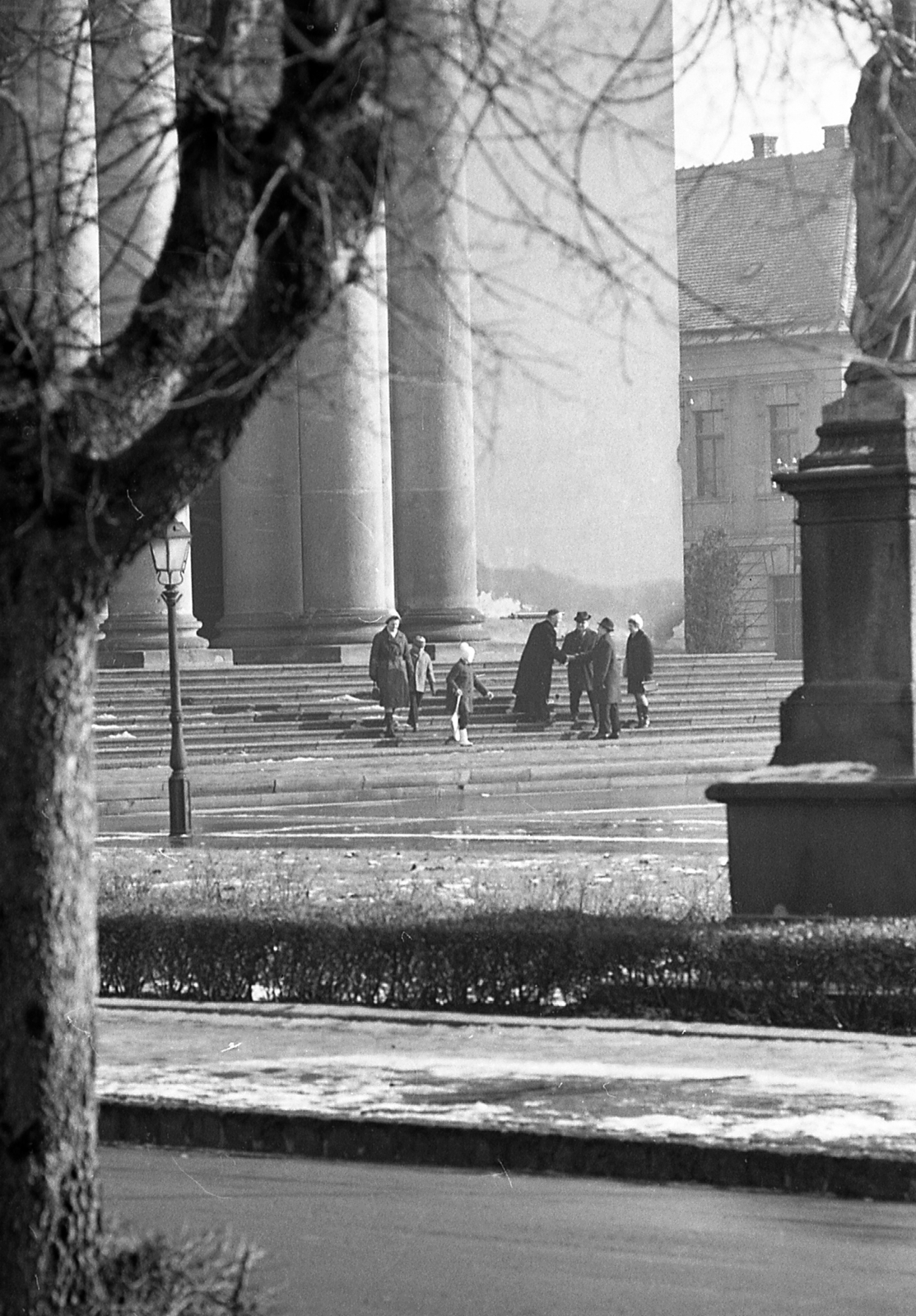 Hungary, Vác, Schuszter Konstantin (Konstantin) tér, háttérben a Nagyboldogasszony-székesegyház., 1970, Piarista Levéltár/Holl Béla, Isidore Canevale-design, Fortepan #56930