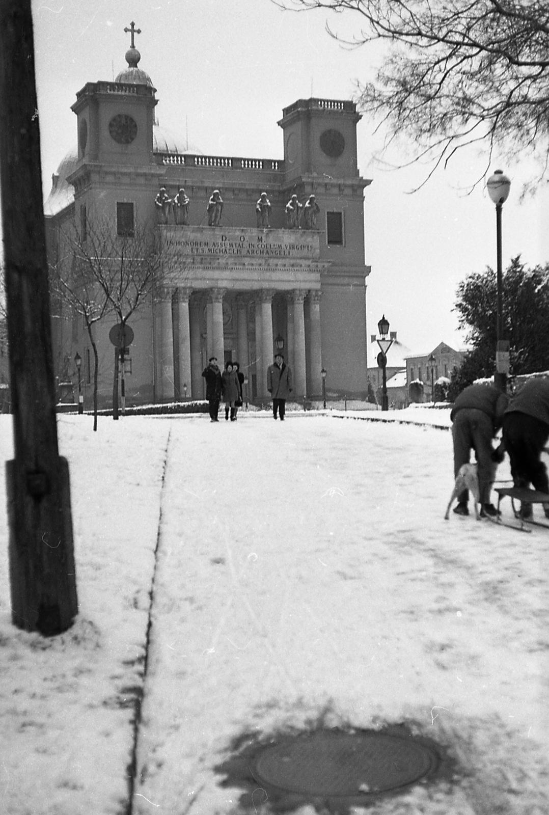 Hungary, Vác, Schuszter Konstantin (Konstantin) tér, háttérben a Nagyboldogasszony-székesegyház., 1970, Piarista Levéltár/Holl Béla, winter, church, snow, dog, sledge, lamp post, Isidore Canevale-design, Fortepan #56932