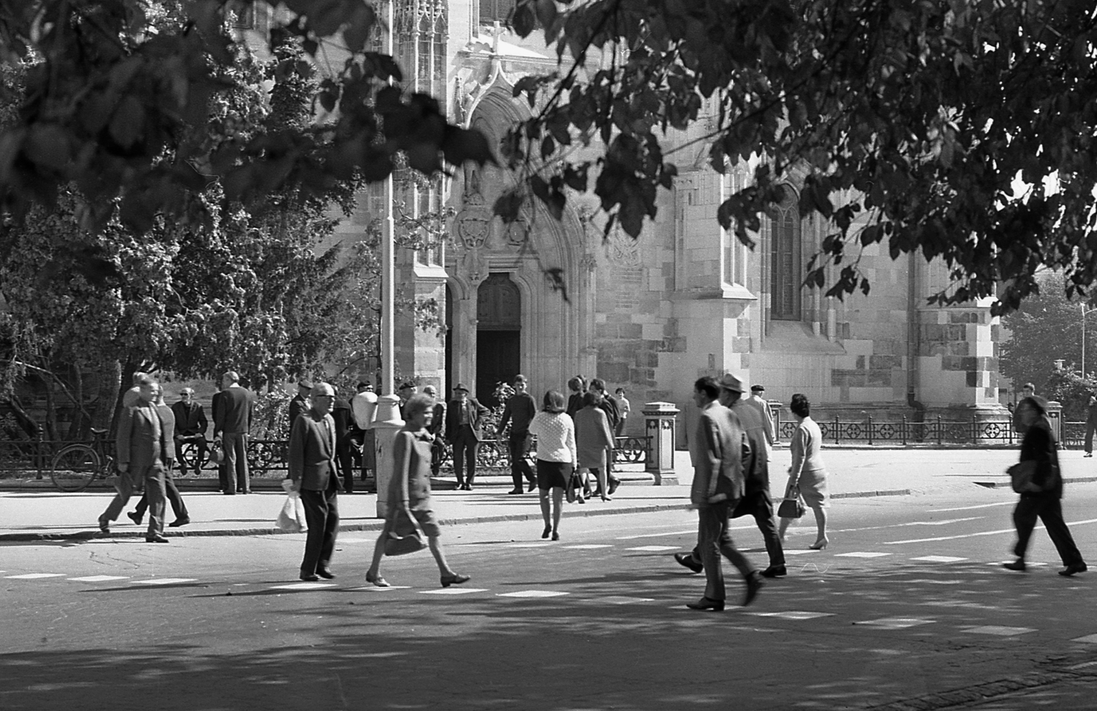 Romania,Transylvania, Cluj-Napoca, Fő tér, a Szent Mihály-templom nyugati kapuja., 1971, Piarista Levéltár/Holl Béla, crosswalk, Fortepan #56954
