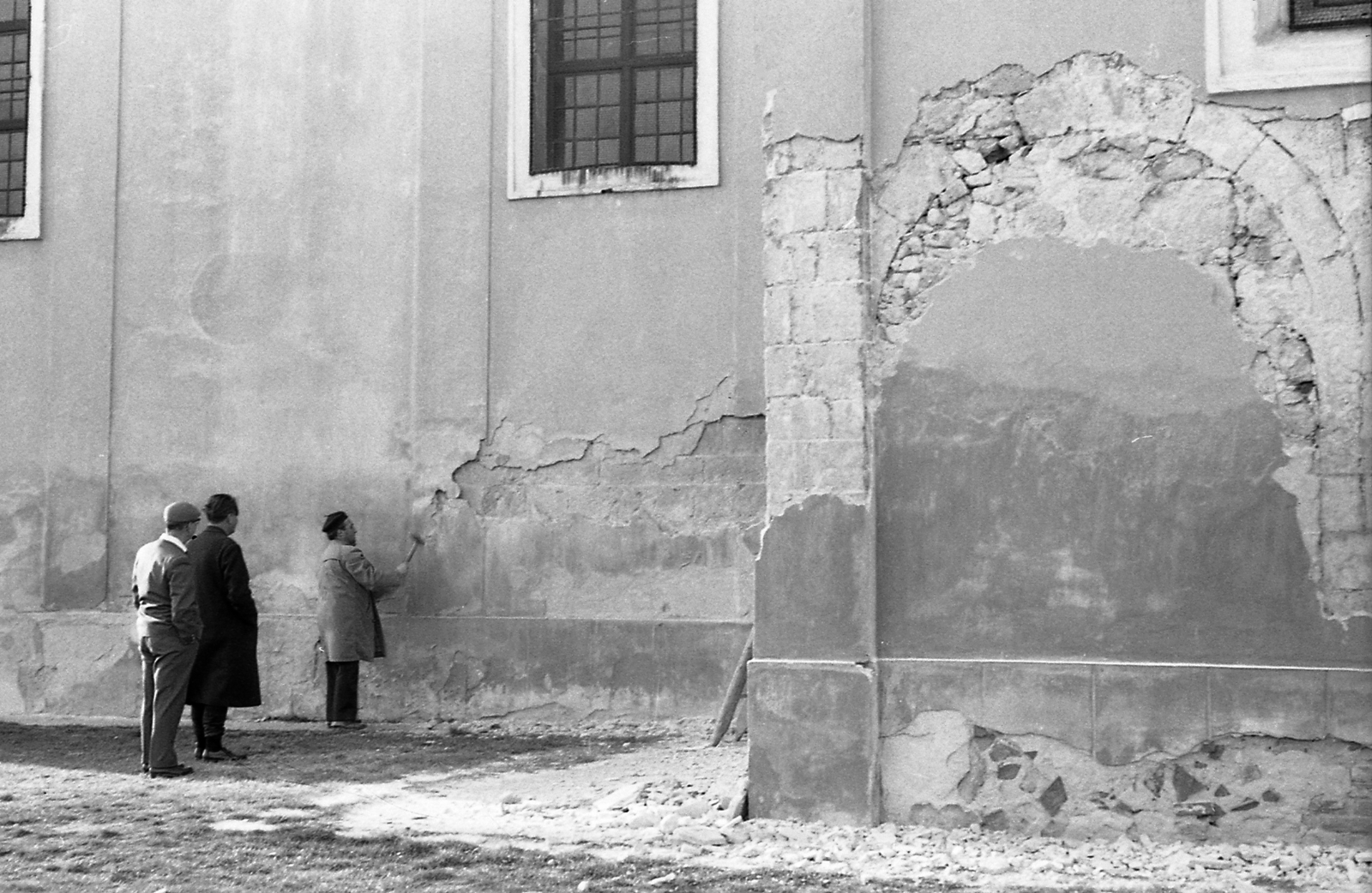 Hungary, Jánoshida, Keresztelő Szent János születése templom, oldalában a premontrei templom maradványai a román kori déli kápolna kapujának megtalálásakor., 1971, Piarista Levéltár/Holl Béla, church, Premonstratensians, Fortepan #56959