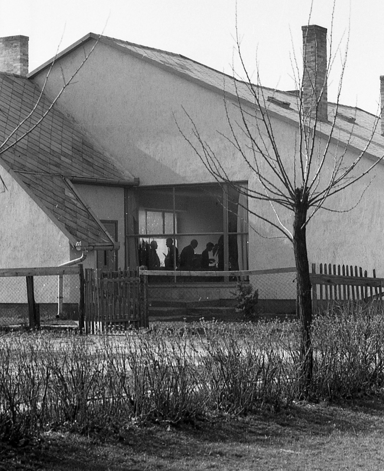 Hungary, Jánoshida, Fő utca 2., római katolikus plébánia., 1971, Piarista Levéltár/Holl Béla, wood, house, gate, lath fence, parish, chimney, roof, Fortepan #56962