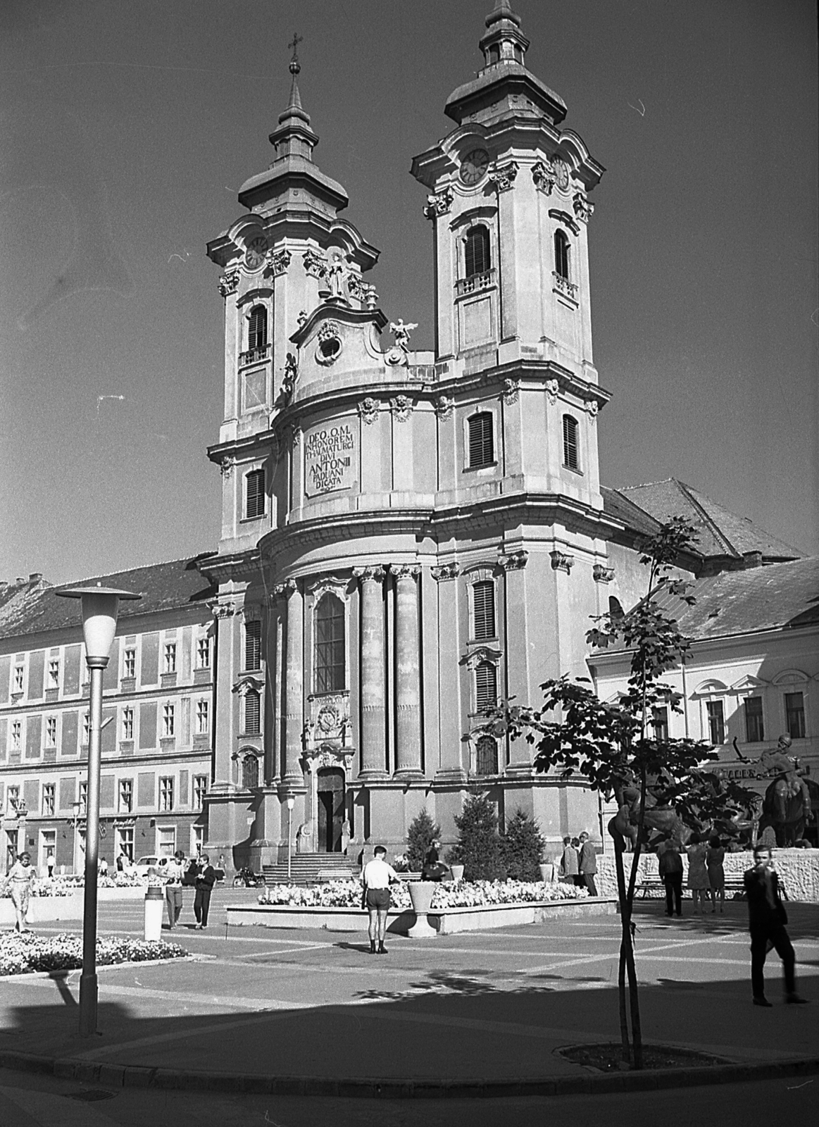 Hungary, Eger, Dobó István tér, Minorita templom., 1971, Piarista Levéltár/Holl Béla, church, Baroque-style, Catholic Church, sculptural group, István Dobó-portrayal, Franciscans, rococo architecture, tower, Fortepan #56965