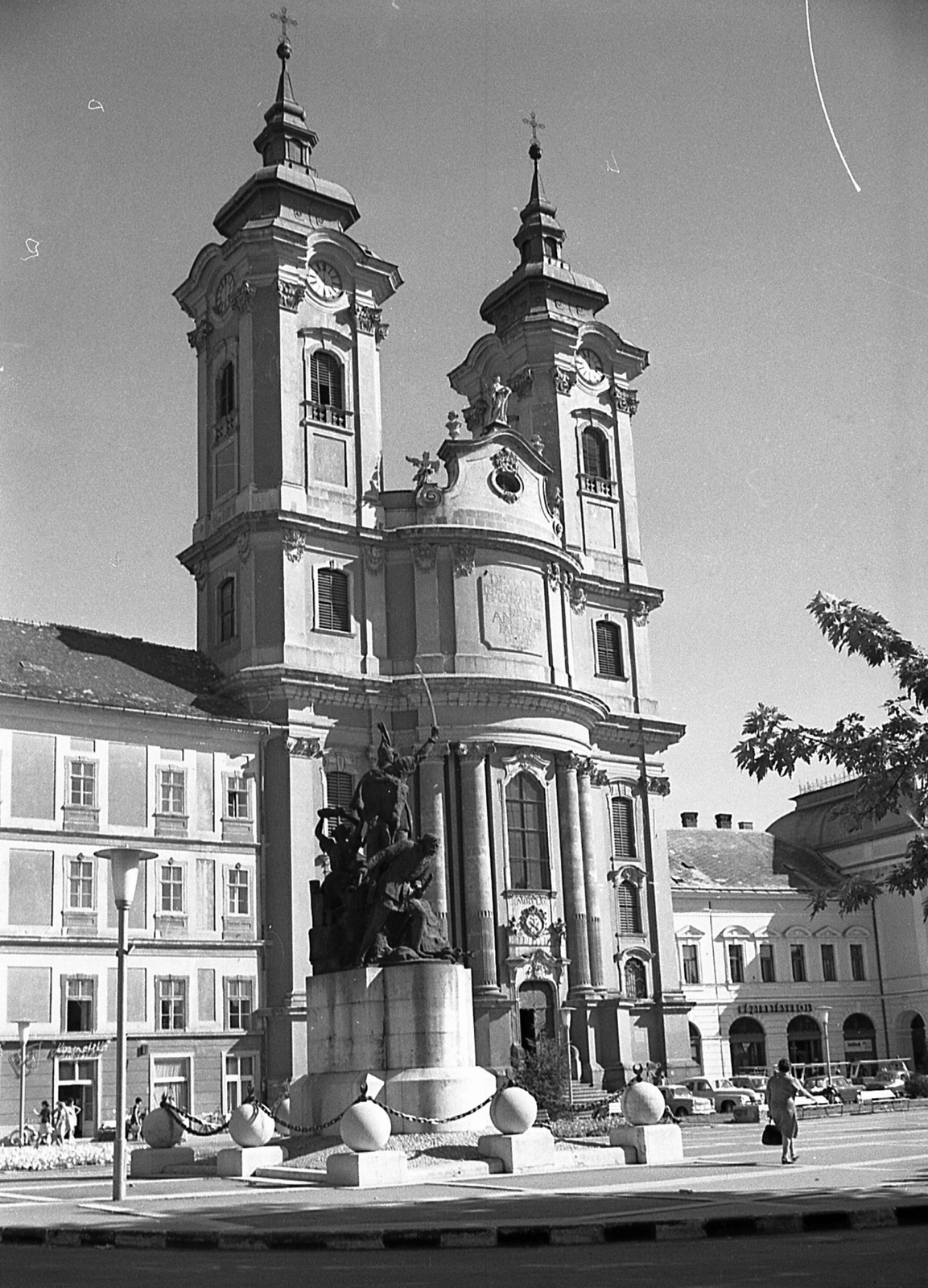 Hungary, Eger, Dobó tér - Dobó István szobra (Stróbl Alajos, 1907). Háttérben a Minorita templom és mellette a Városi Tanács (Önkormányzat)., 1971, Piarista Levéltár/Holl Béla, church, Baroque-style, Catholic Church, sculptural group, István Dobó-portrayal, Franciscans, rococo architecture, Fortepan #56966
