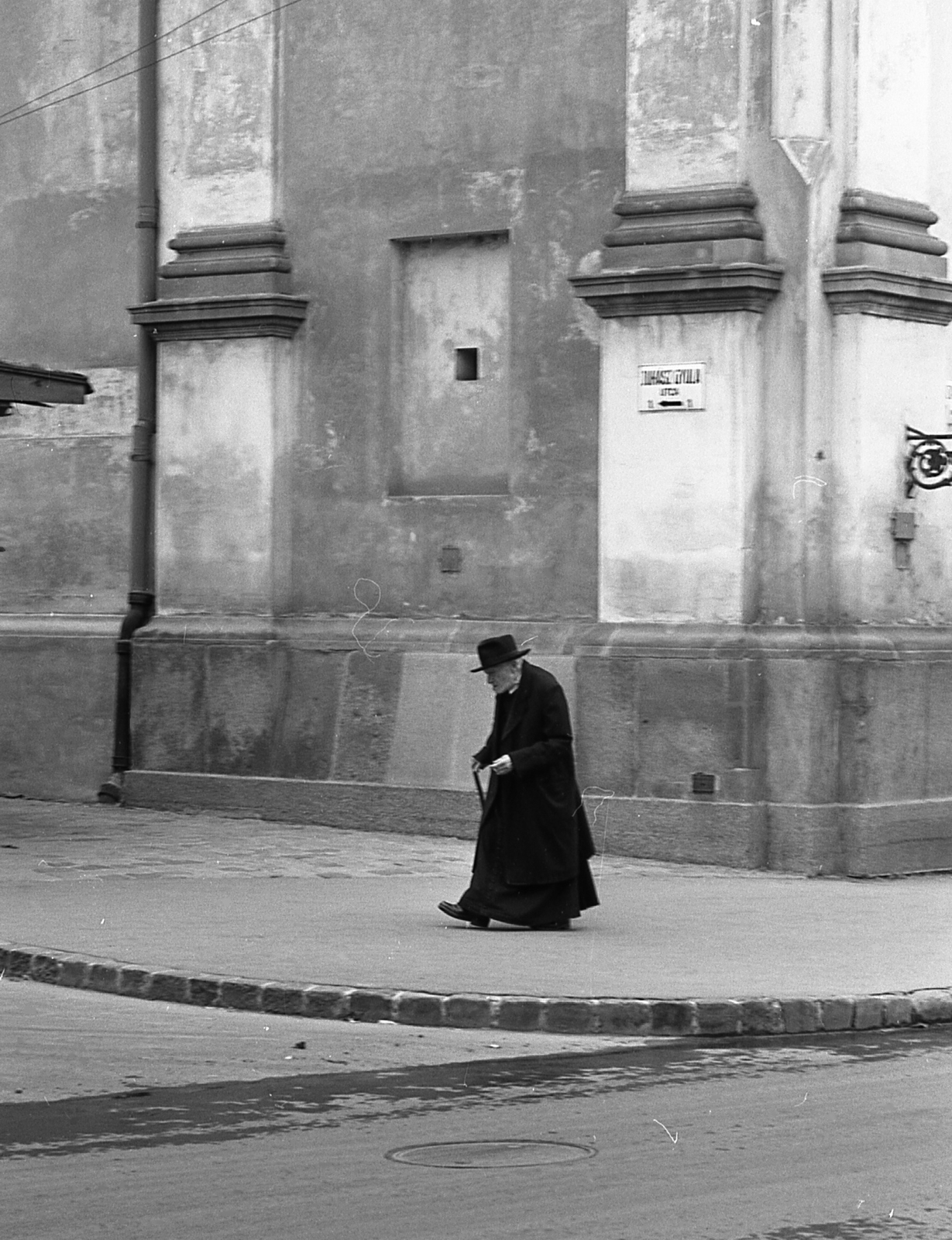 Hungary, Vác, Köztársaság út a Piarista (Juhász Gyula) utca sarkán a Szent Anna piarista-templom., 1971, Piarista Levéltár/Holl Béla, hat, church, priest, stock, Fortepan #56967